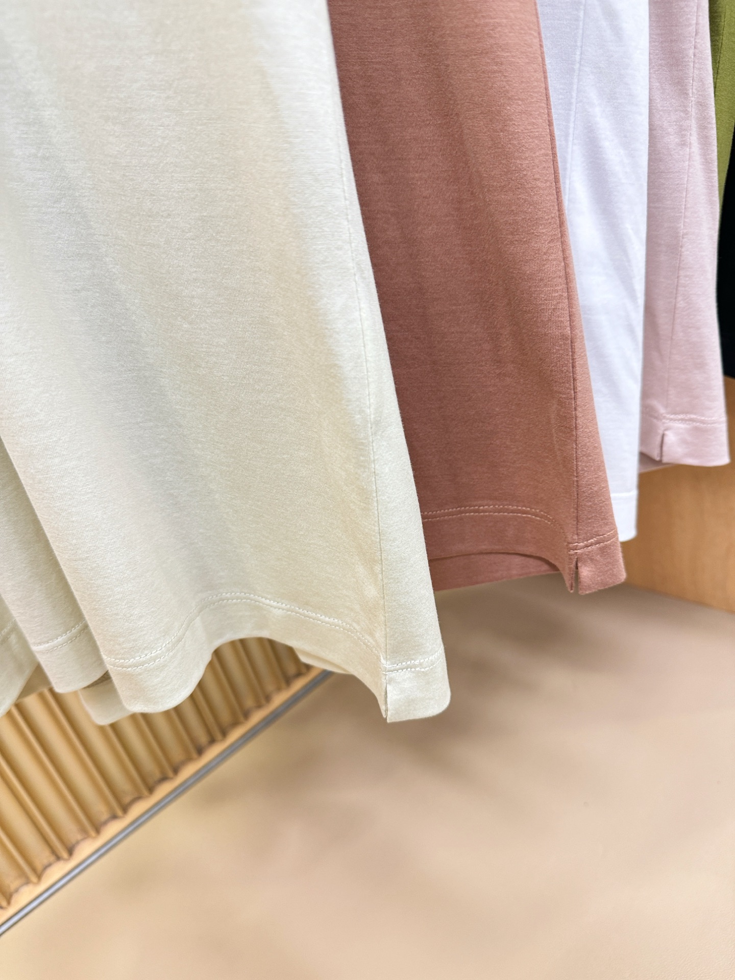 Loro Piana诺悠翩雅 顶级品质 2026新品短袖！原版定制面料，手感柔软。品牌Logo精工刺绣，