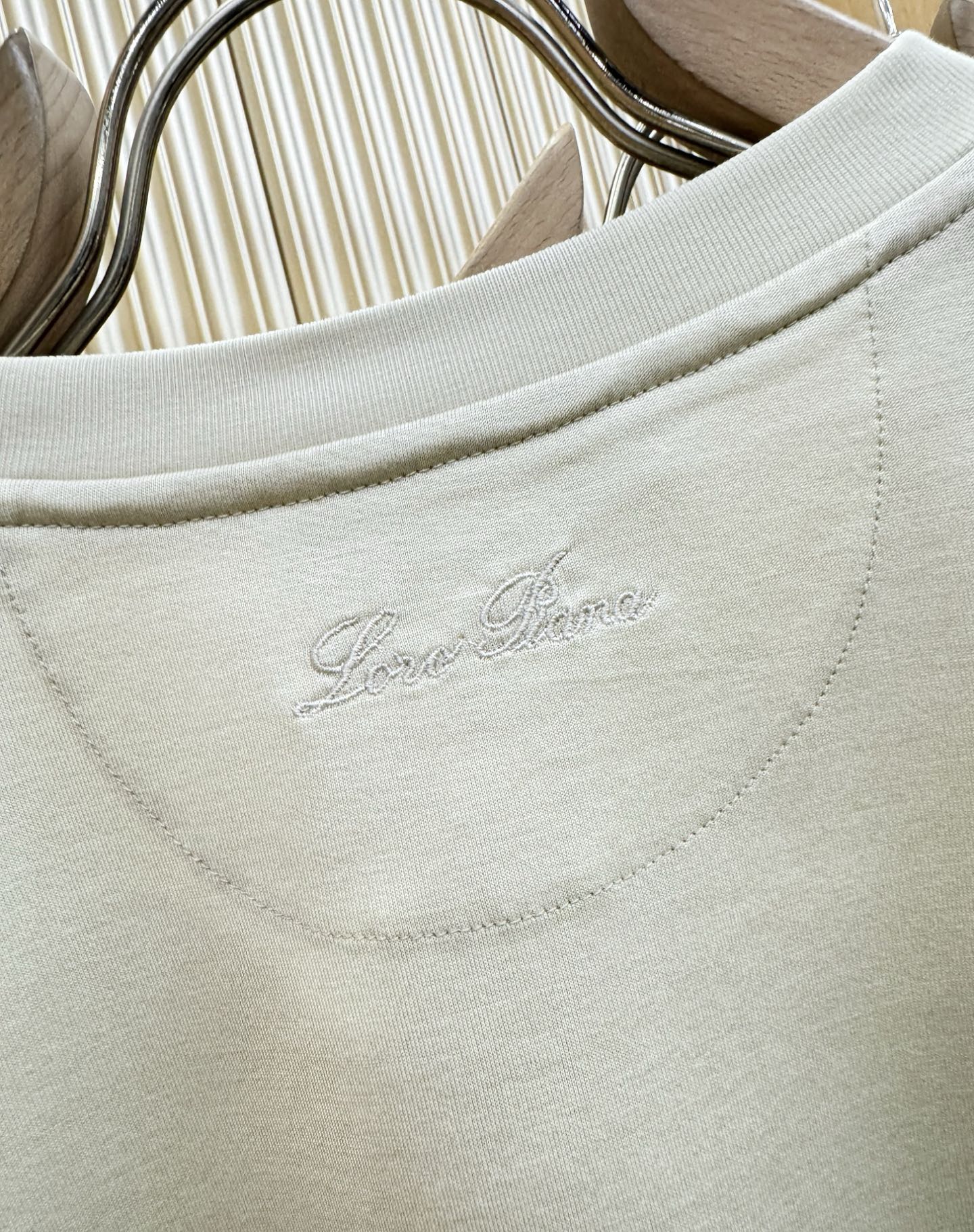 Loro Piana诺悠翩雅 顶级品质 2026新品短袖！原版定制面料，手感柔软。品牌Logo精工刺绣，