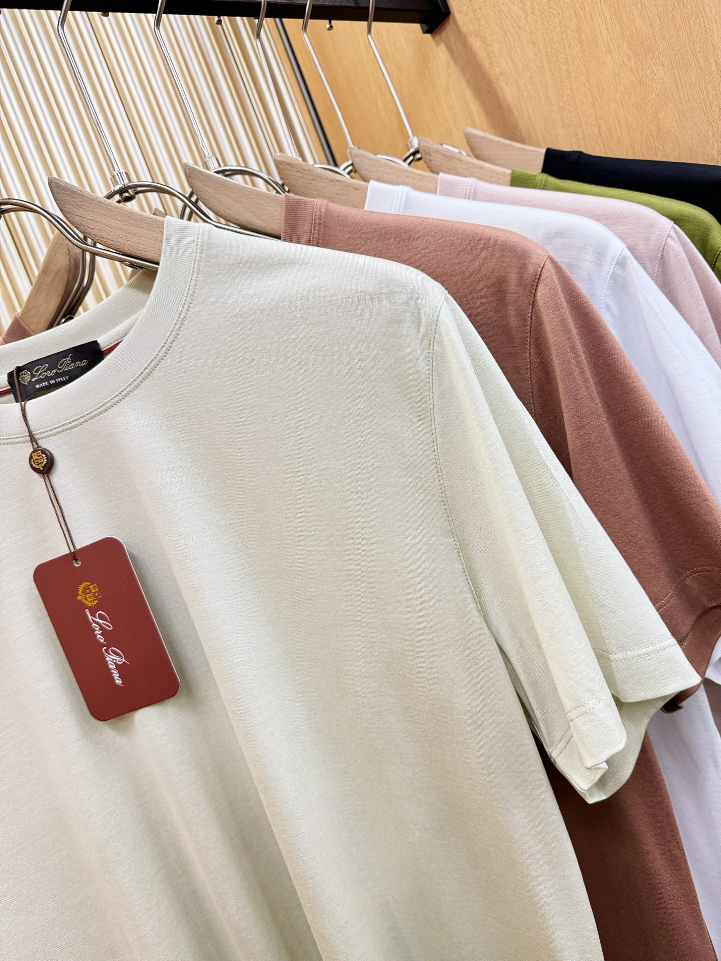 Loro Piana诺悠翩雅 顶级品质 2026新品短袖！原版定制面料，手感柔软。品牌Logo精工刺绣，