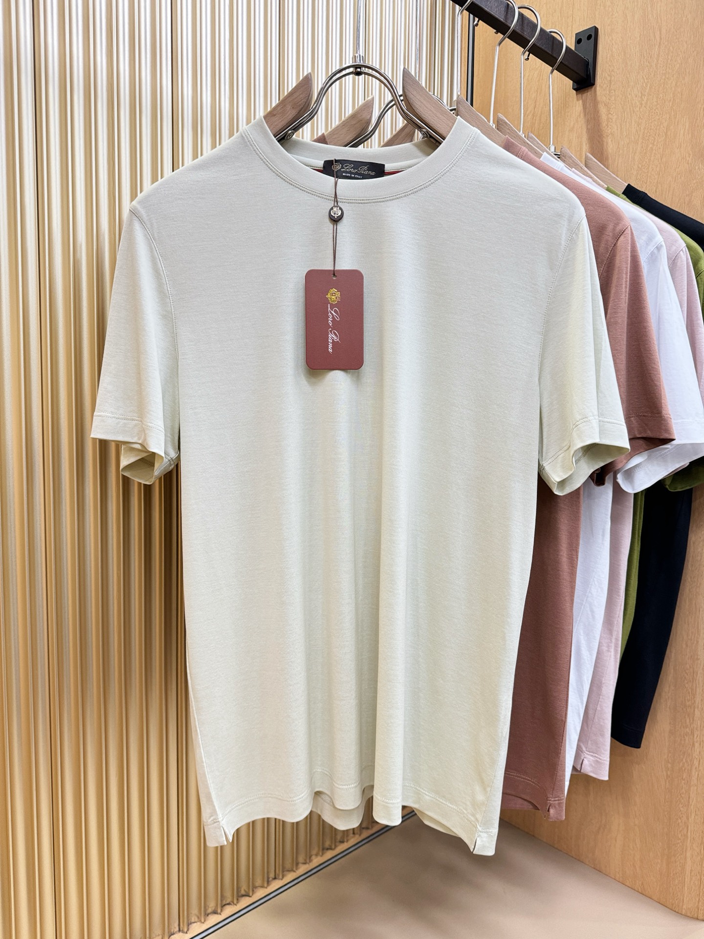 Loro Piana诺悠翩雅 顶级品质 2026新品短袖！原版定制面料，手感柔软。品牌Logo精工刺绣，