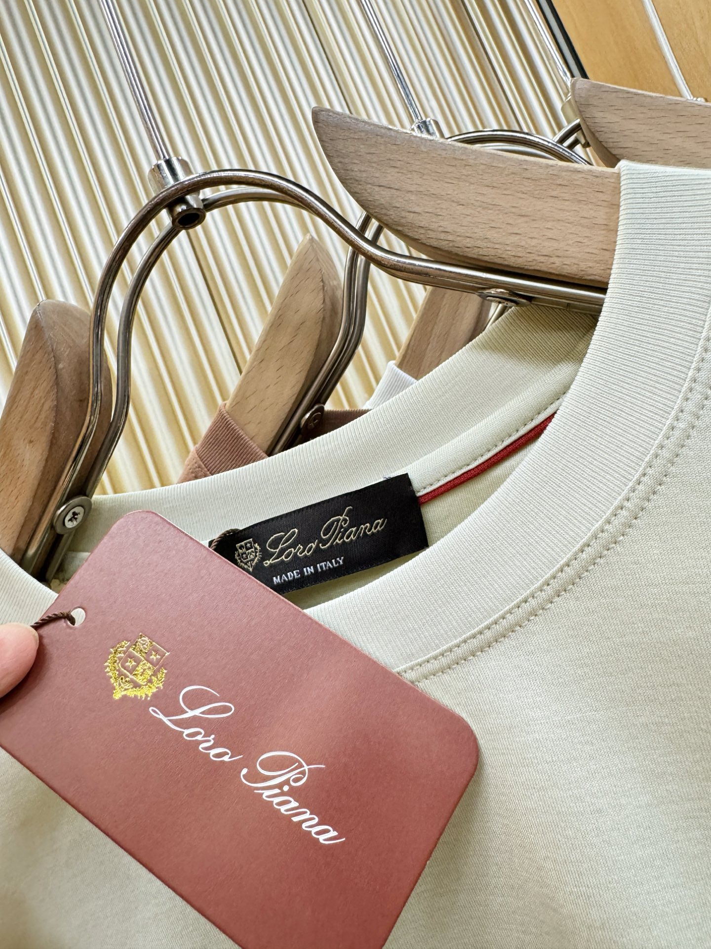 Loro Piana诺悠翩雅 顶级品质 2026新品短袖！原版定制面料，手感柔软。品牌Logo精工刺绣，