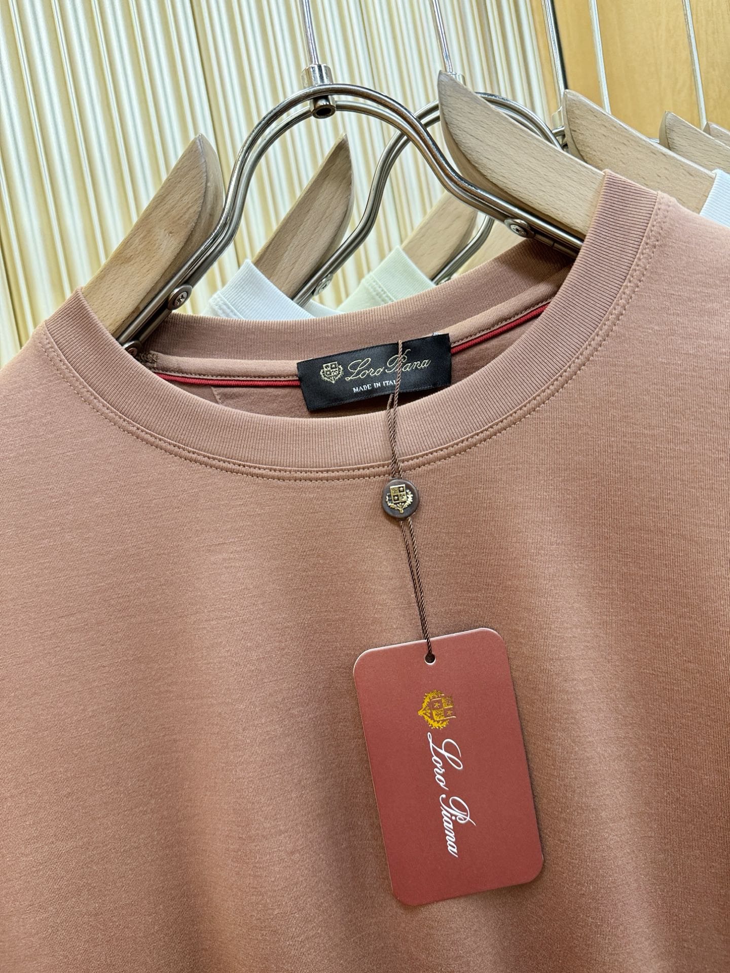 Loro Piana诺悠翩雅 顶级品质 2026新品短袖！原版定制面料，手感柔软。品牌Logo精工刺绣，