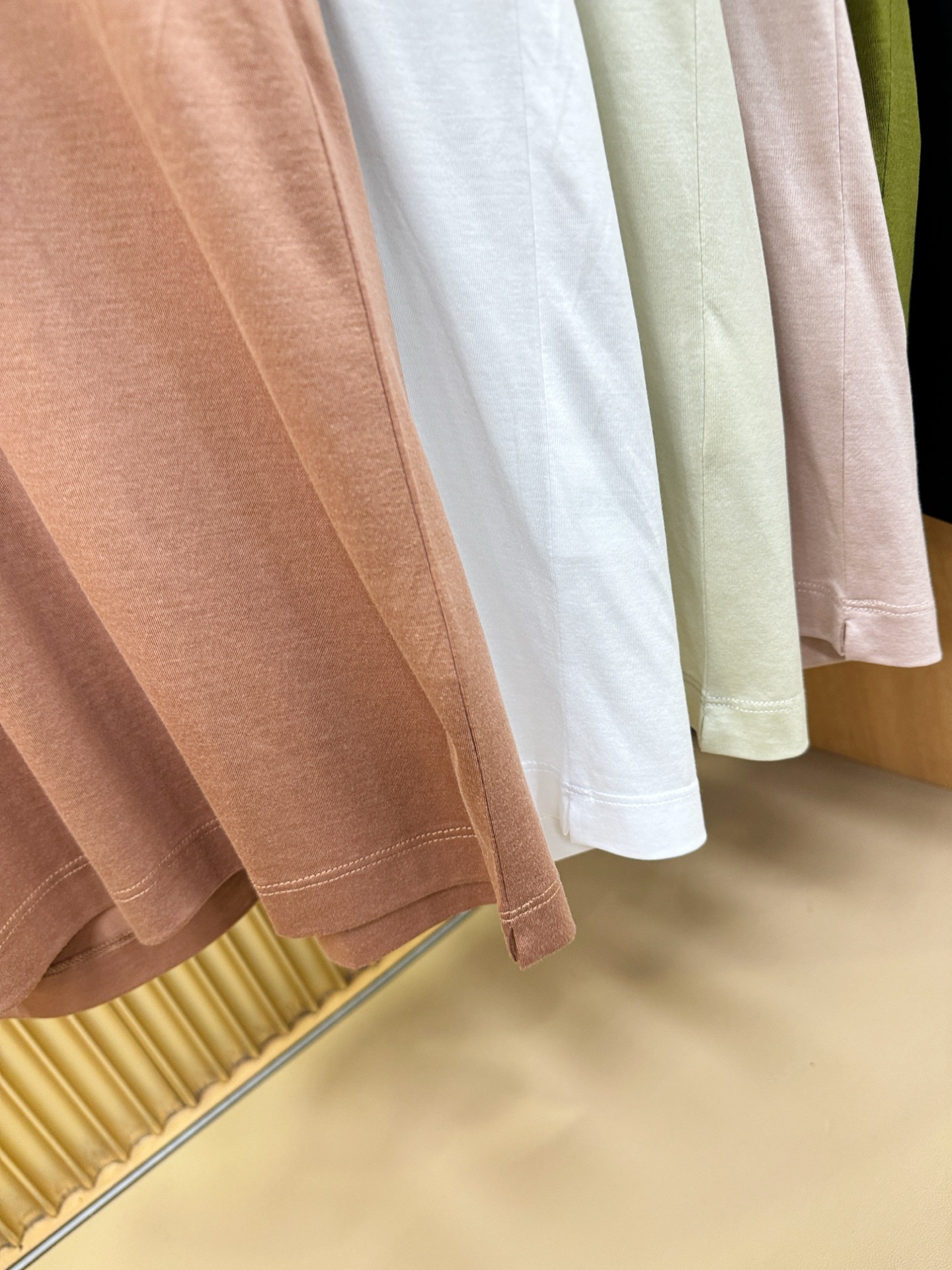 Loro Piana诺悠翩雅 顶级品质 2026新品短袖！原版定制面料，手感柔软。品牌Logo精工刺绣，