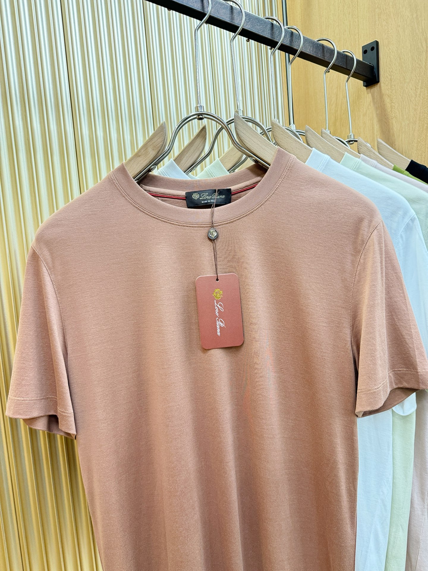 Loro Piana诺悠翩雅 顶级品质 2026新品短袖！原版定制面料，手感柔软。品牌Logo精工刺绣，