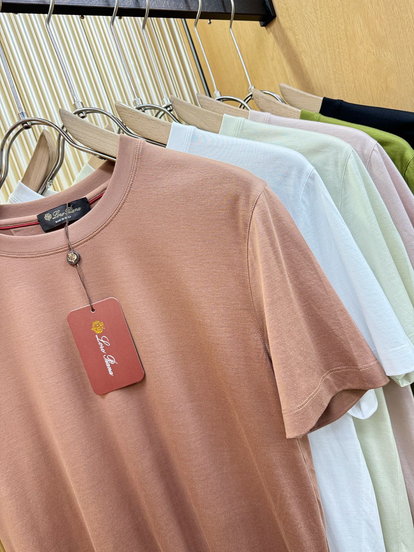 Loro Piana诺悠翩雅 顶级品质 2026新品短袖！原版定制面料，手感柔软。品牌Logo精工刺绣，