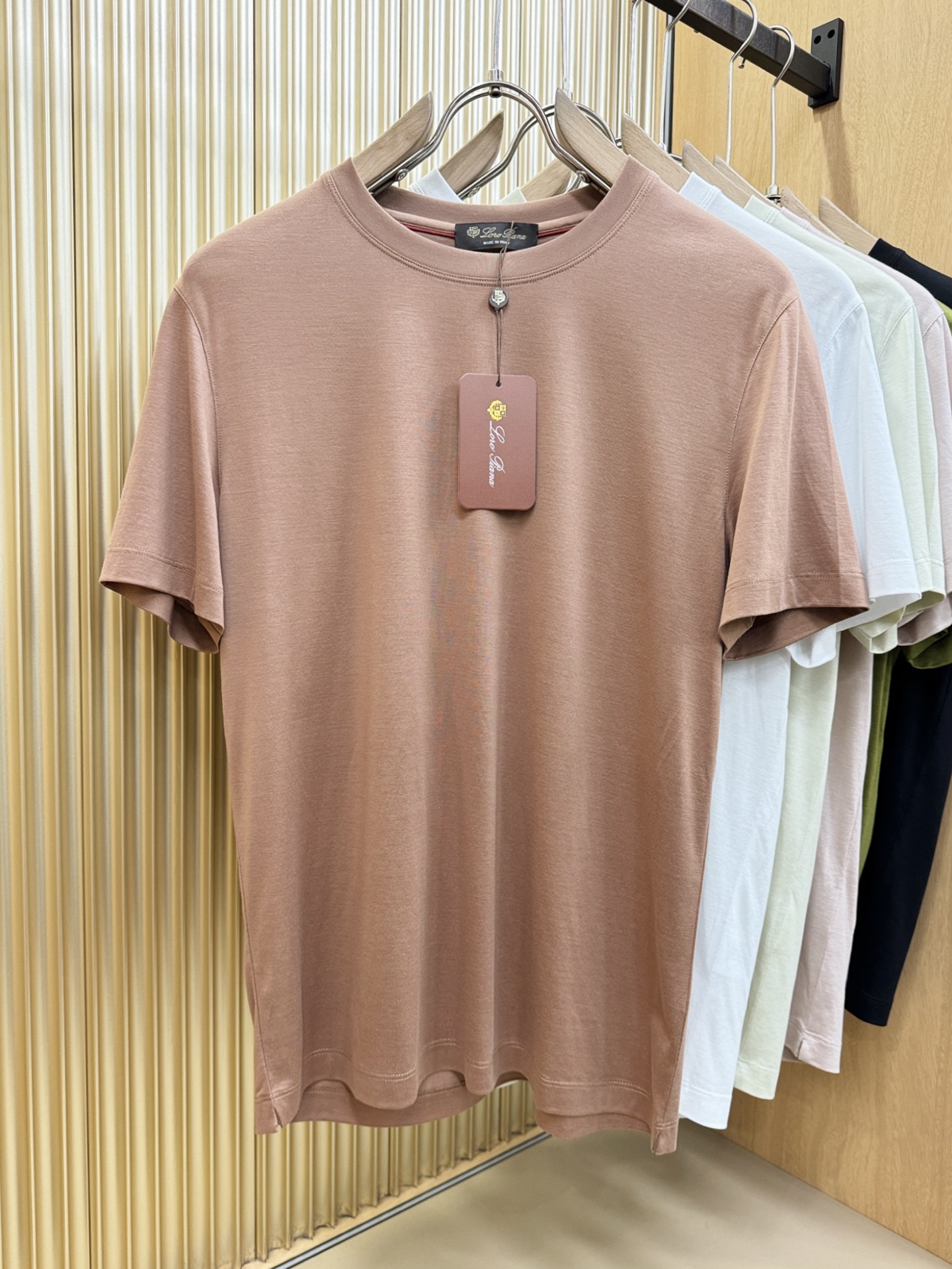 Loro Piana诺悠翩雅 顶级品质 2026新品短袖！原版定制面料，手感柔软。品牌Logo精工刺绣，