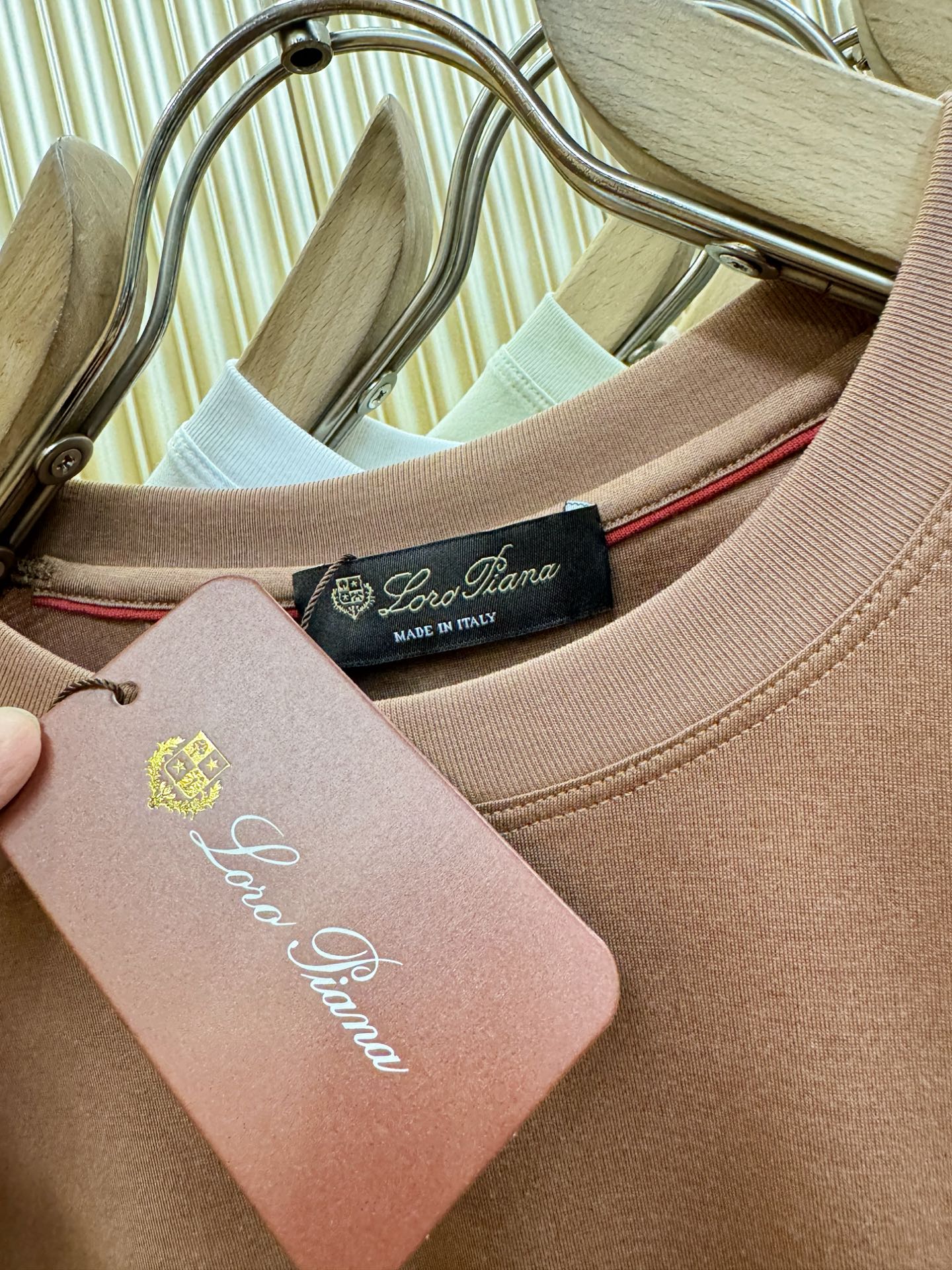 Loro Piana诺悠翩雅 顶级品质 2026新品短袖！原版定制面料，手感柔软。品牌Logo精工刺绣，