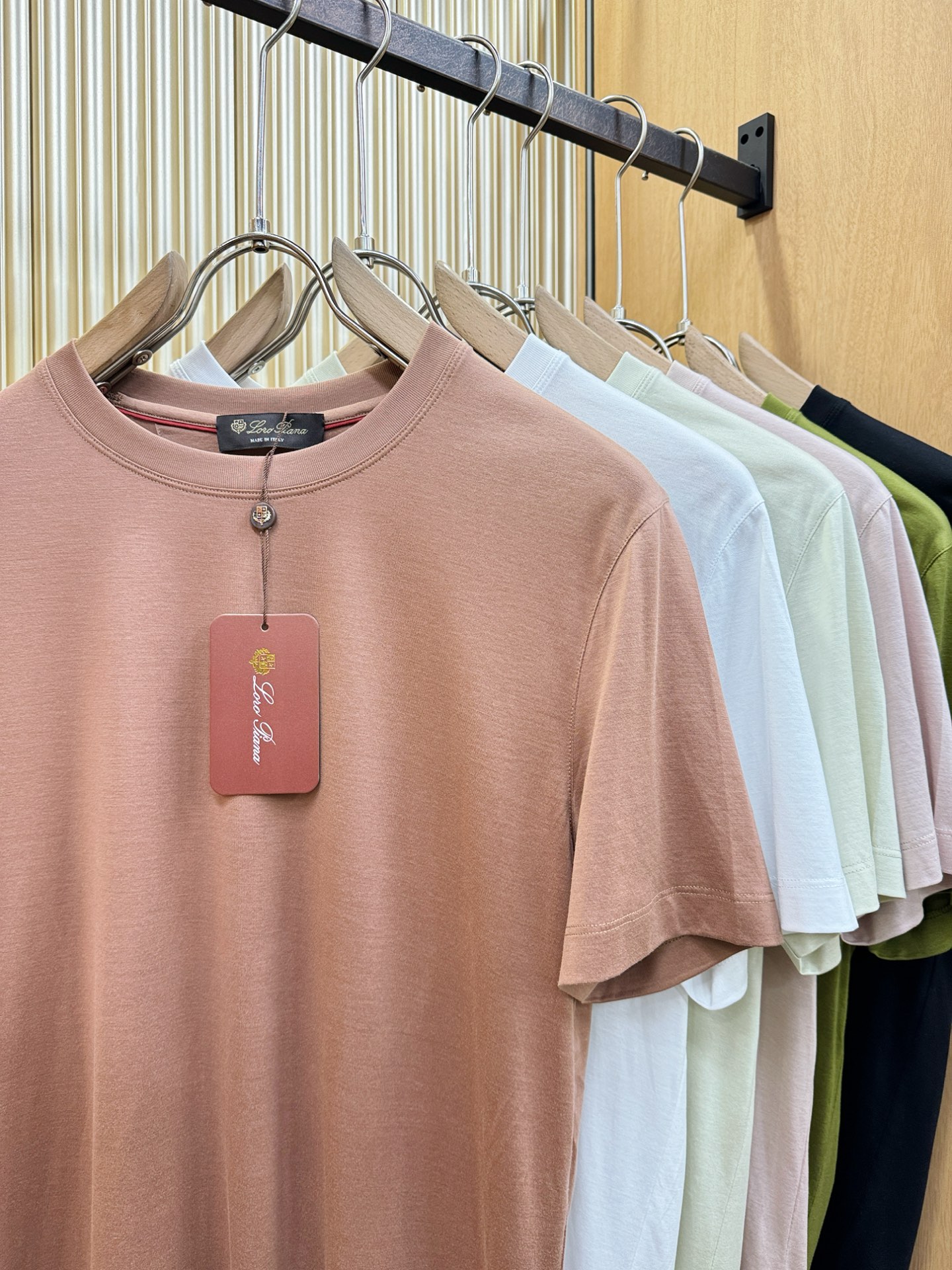 Loro Piana诺悠翩雅 顶级品质 2026新品短袖！原版定制面料，手感柔软。品牌Logo精工刺绣，