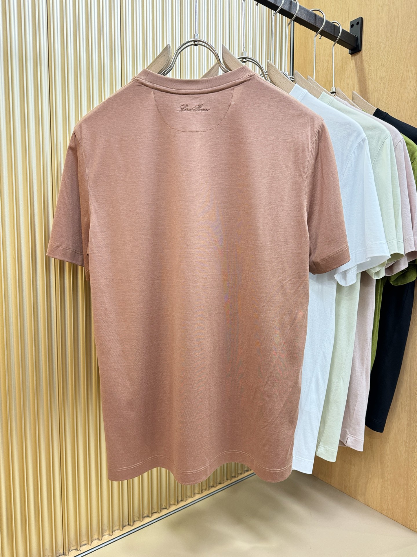 Loro Piana诺悠翩雅 顶级品质 2026新品短袖！原版定制面料，手感柔软。品牌Logo精工刺绣，