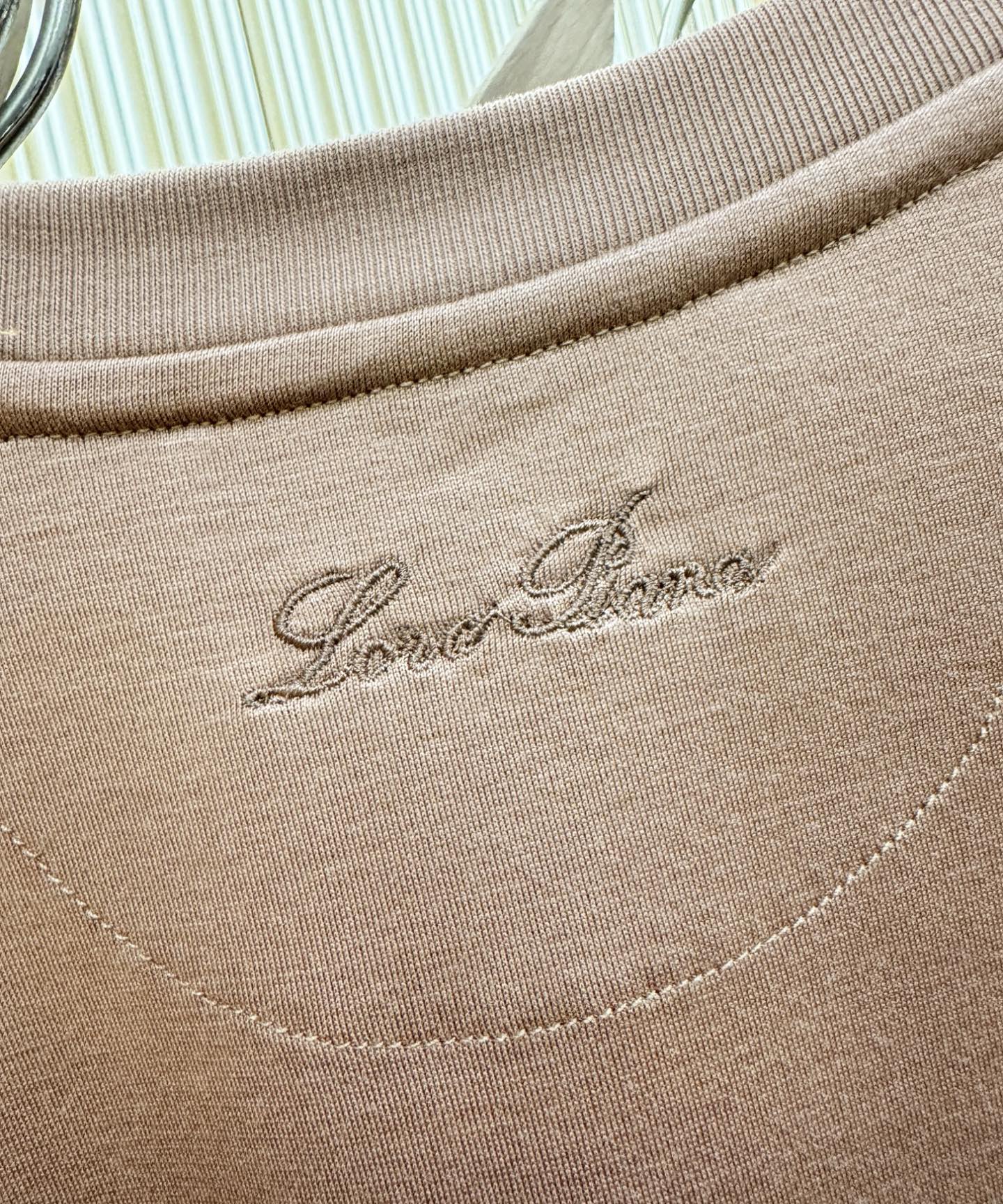 Loro Piana诺悠翩雅 顶级品质 2026新品短袖！原版定制面料，手感柔软。品牌Logo精工刺绣，