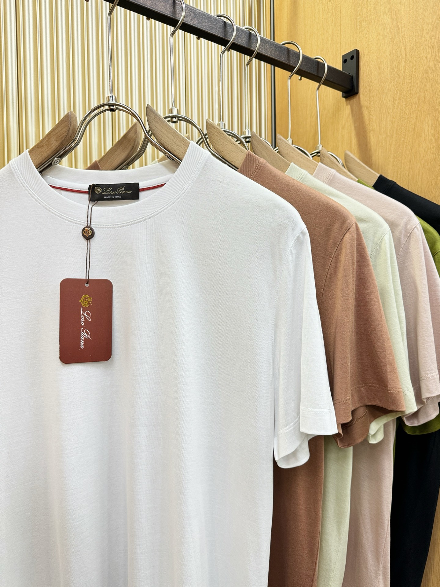 Loro Piana诺悠翩雅 顶级品质 2026新品短袖！原版定制面料，手感柔软。品牌Logo精工刺绣，