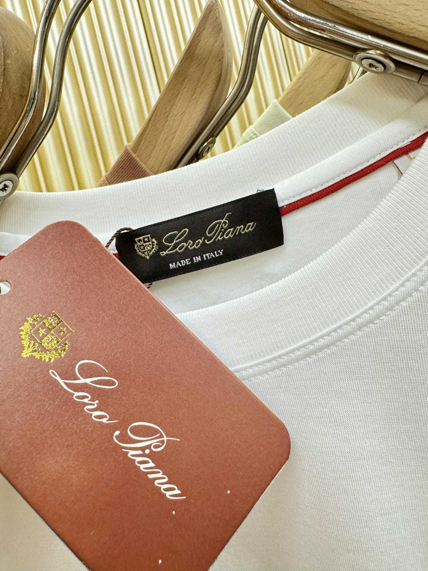 Loro Piana诺悠翩雅 顶级品质 2026新品短袖！原版定制面料，手感柔软。品牌Logo精工刺绣，