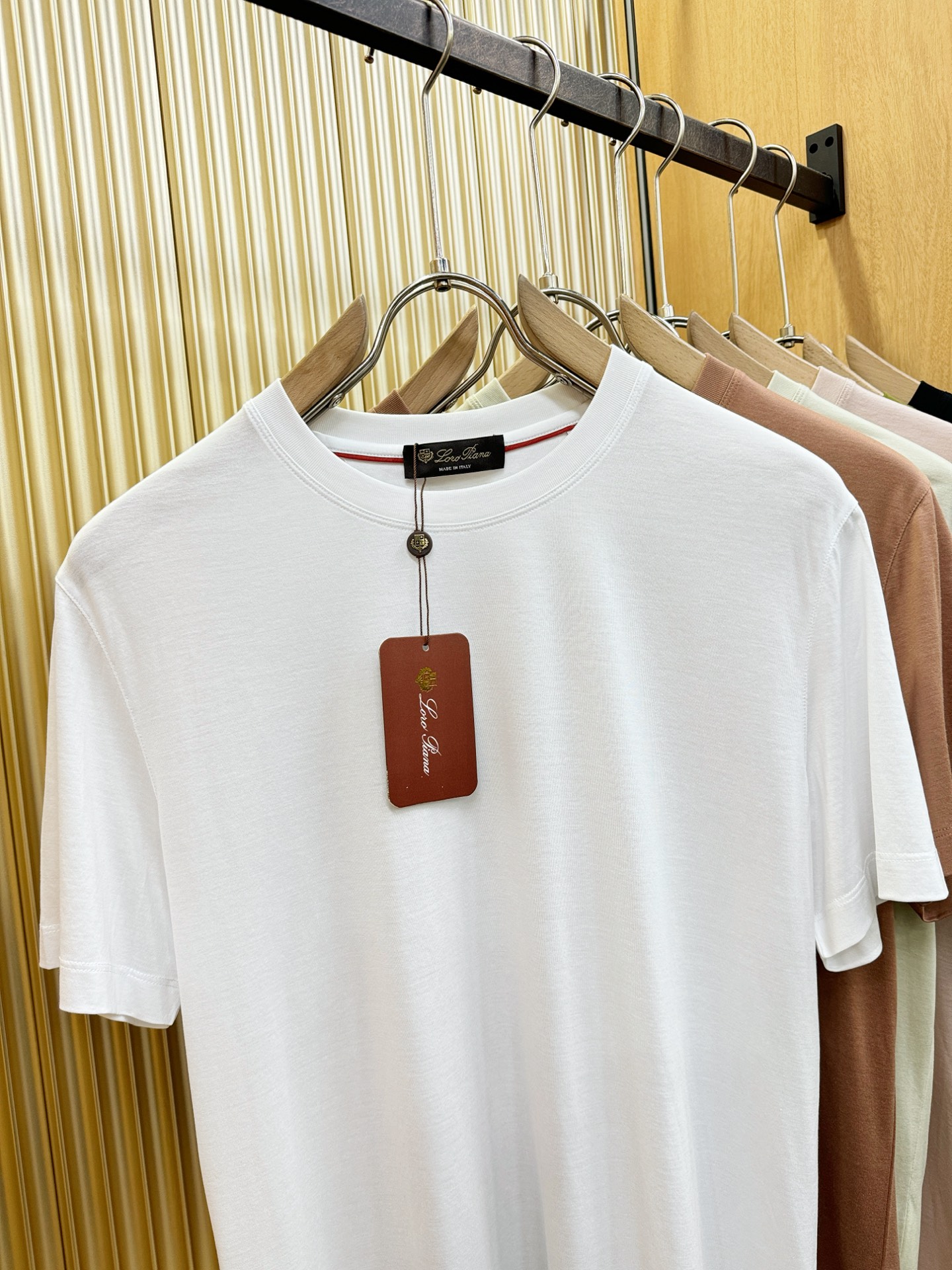 Loro Piana诺悠翩雅 顶级品质 2026新品短袖！原版定制面料，手感柔软。品牌Logo精工刺绣，