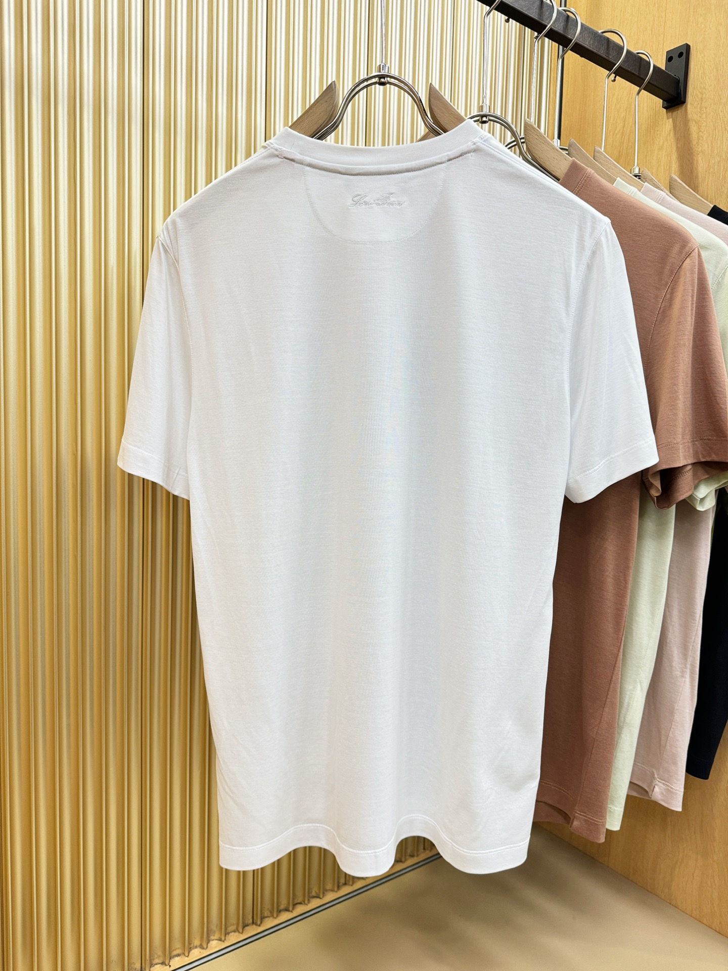 Loro Piana诺悠翩雅 顶级品质 2026新品短袖！原版定制面料，手感柔软。品牌Logo精工刺绣，