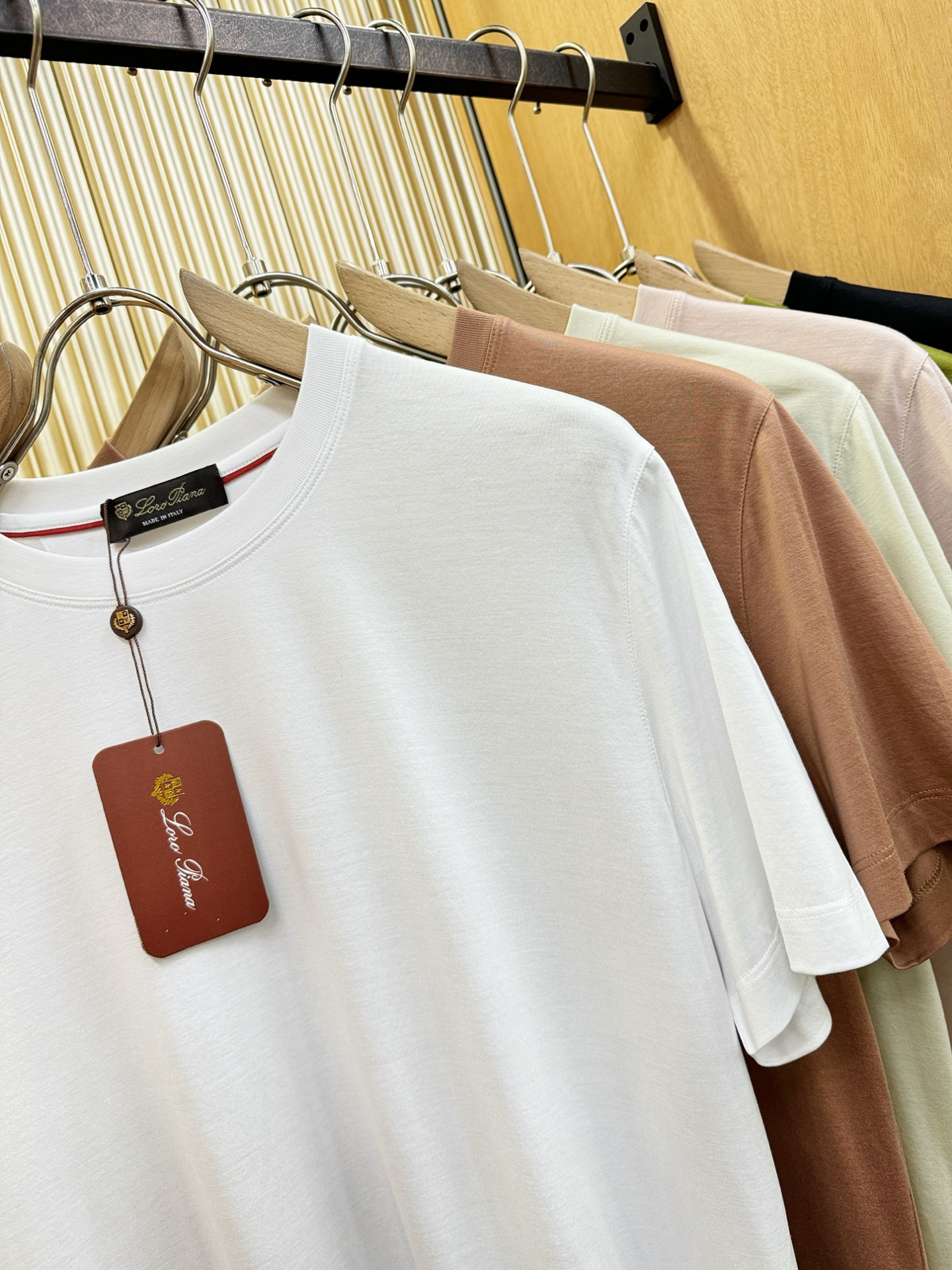 Loro Piana诺悠翩雅 顶级品质 2026新品短袖！原版定制面料，手感柔软。品牌Logo精工刺绣，