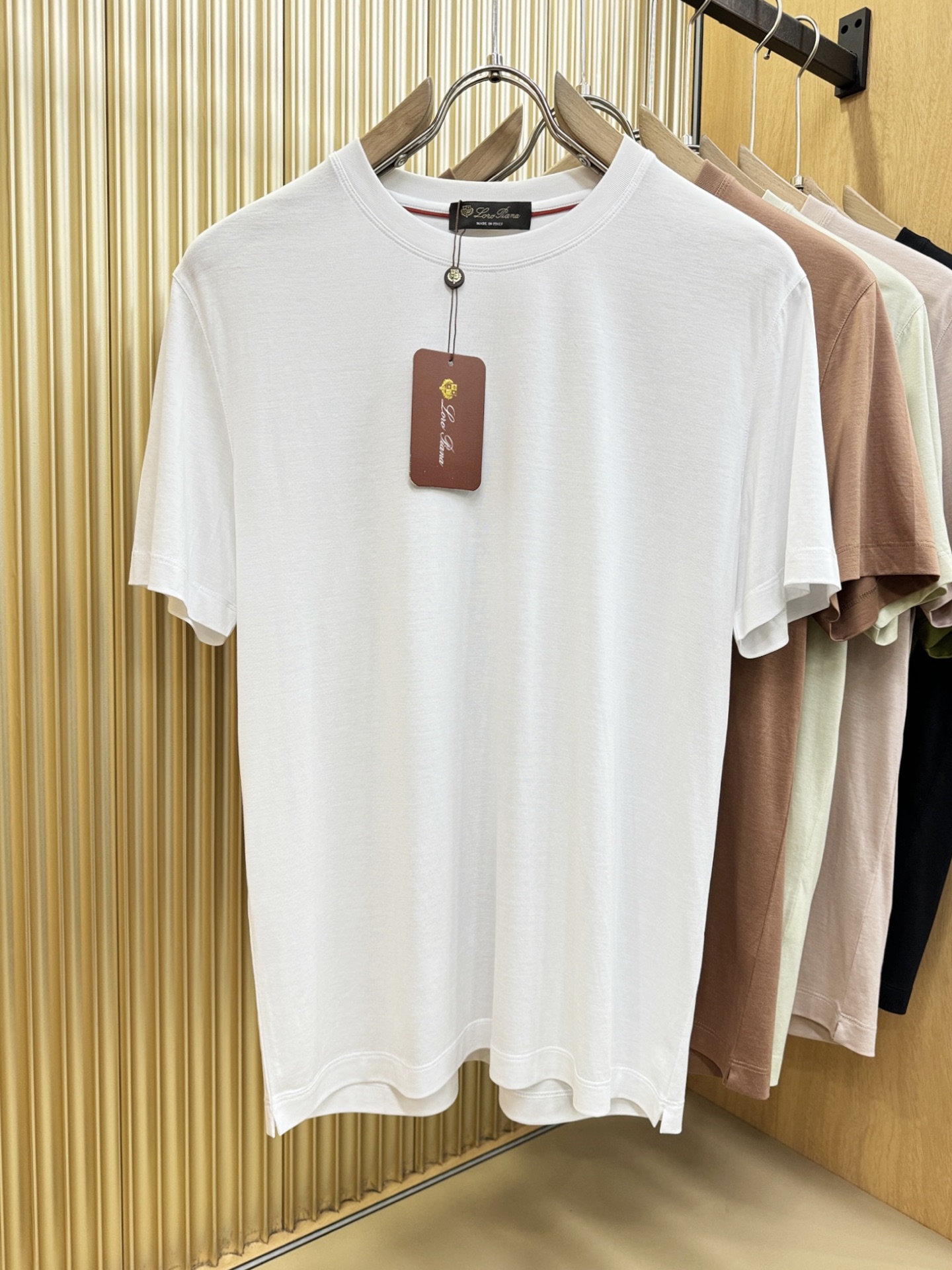 Loro Piana诺悠翩雅 顶级品质 2026新品短袖！原版定制面料，手感柔软。品牌Logo精工刺绣，