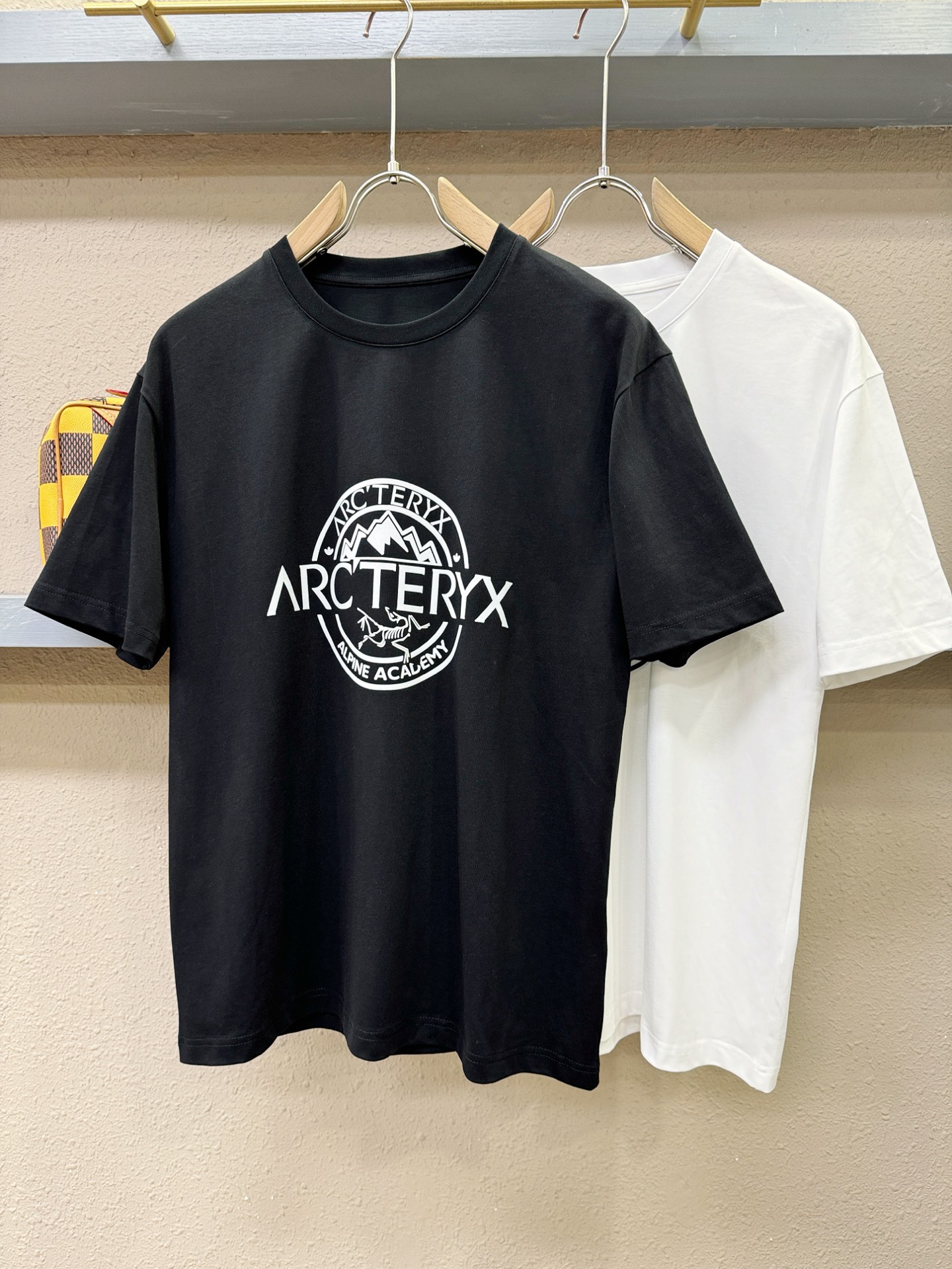 Arcteryx始祖鸟 2026新款短袖T恤！走秀图案时尚休闲短袖T恤衫！设计logo设计！极具设计精选