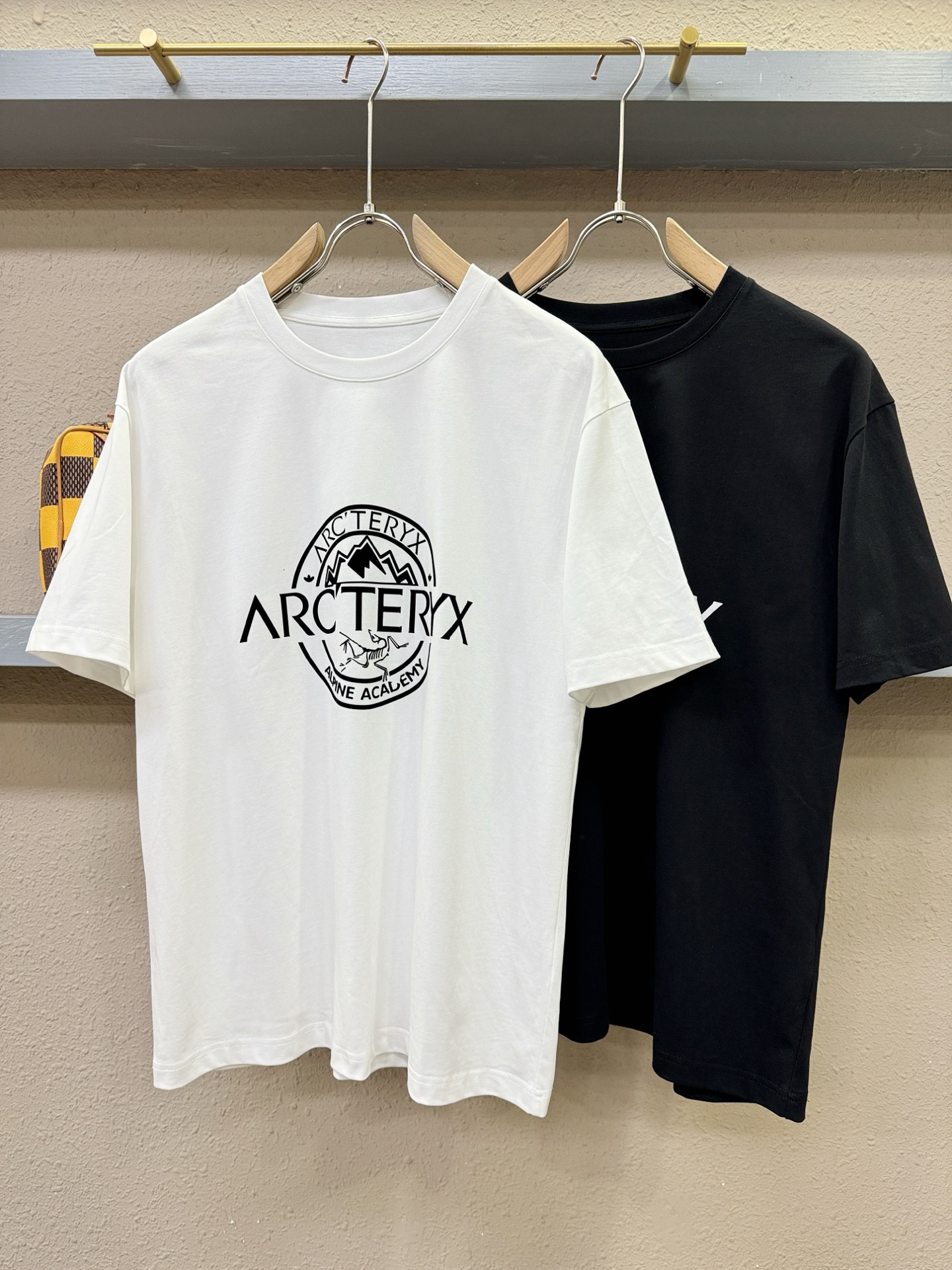 Arcteryx始祖鸟 2026新款短袖T恤！走秀图案时尚休闲短袖T恤衫！设计logo设计！极具设计精选