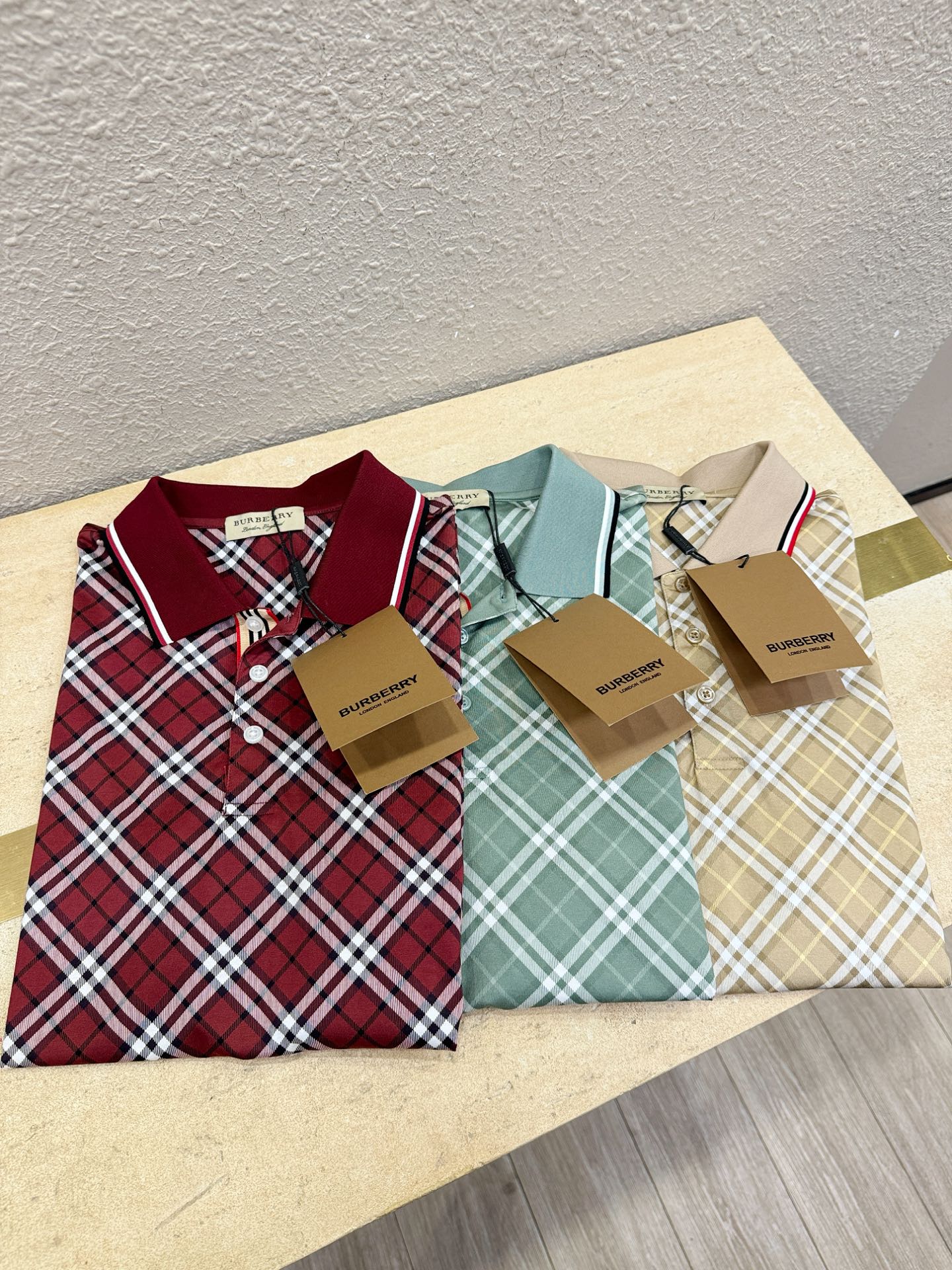 BURBERRY巴宝莉 2026春夏新款首发专柜最新款翻领短袖，100%丝光棉面料，高端订制 设计前卫时