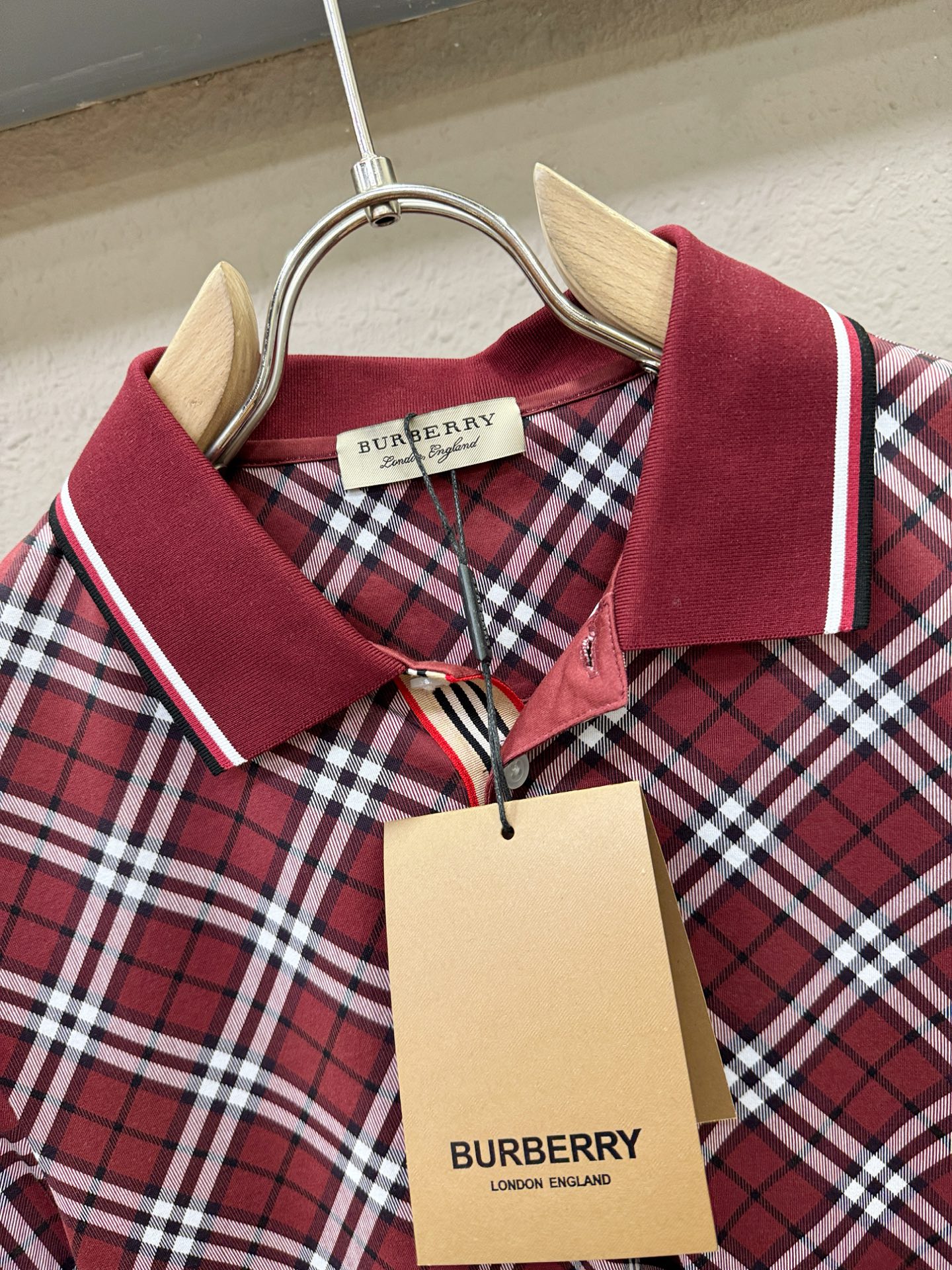 BURBERRY巴宝莉 2026春夏新款首发专柜最新款翻领短袖，100%丝光棉面料，高端订制 设计前卫时