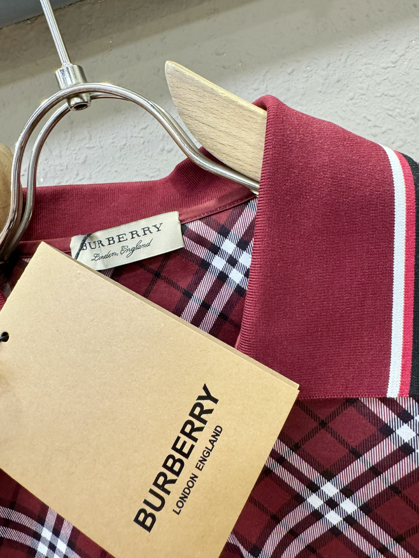 BURBERRY巴宝莉 2026春夏新款首发专柜最新款翻领短袖，100%丝光棉面料，高端订制 设计前卫时