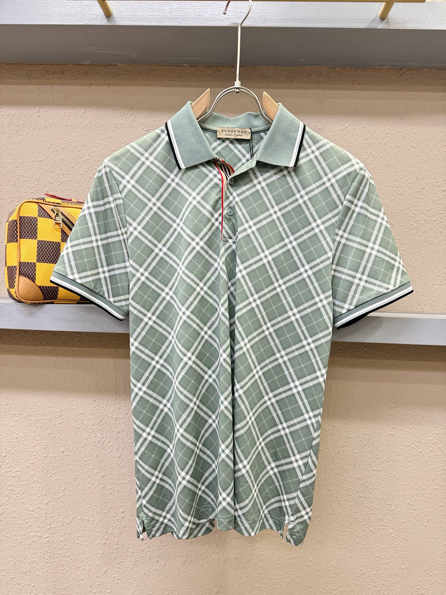 BURBERRY巴宝莉 2026春夏新款首发专柜最新款翻领短袖，100%丝光棉面料，高端订制 设计前卫时