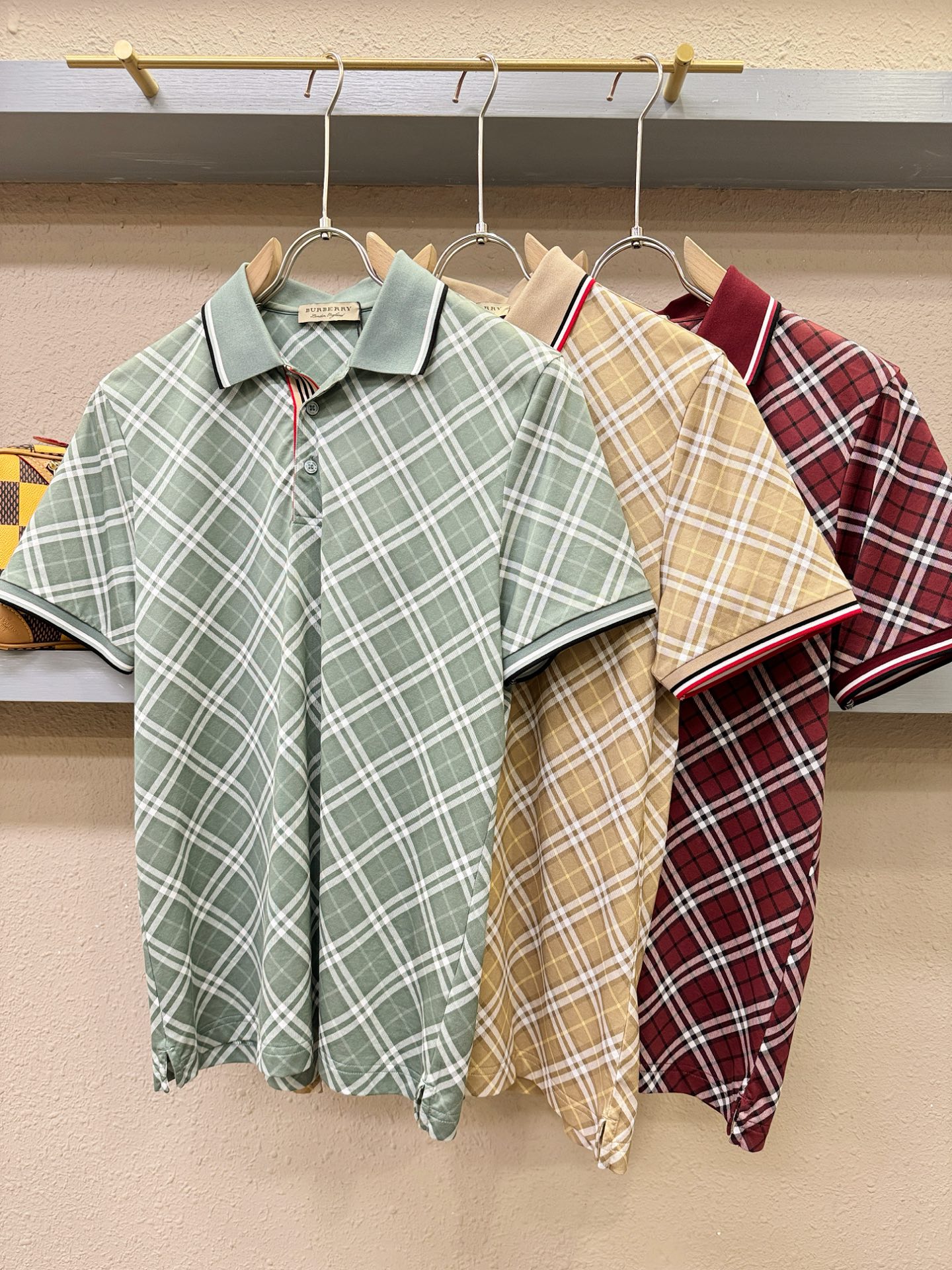BURBERRY巴宝莉 2026春夏新款首发专柜最新款翻领短袖，100%丝光棉面料，高端订制 设计前卫时