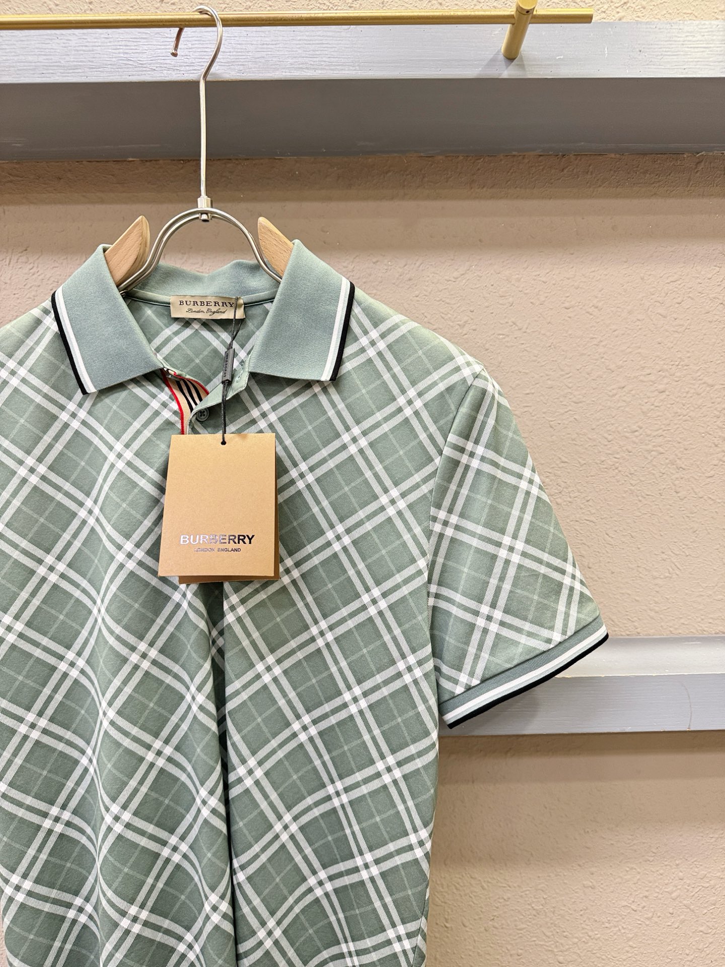 BURBERRY巴宝莉 2026春夏新款首发专柜最新款翻领短袖，100%丝光棉面料，高端订制 设计前卫时