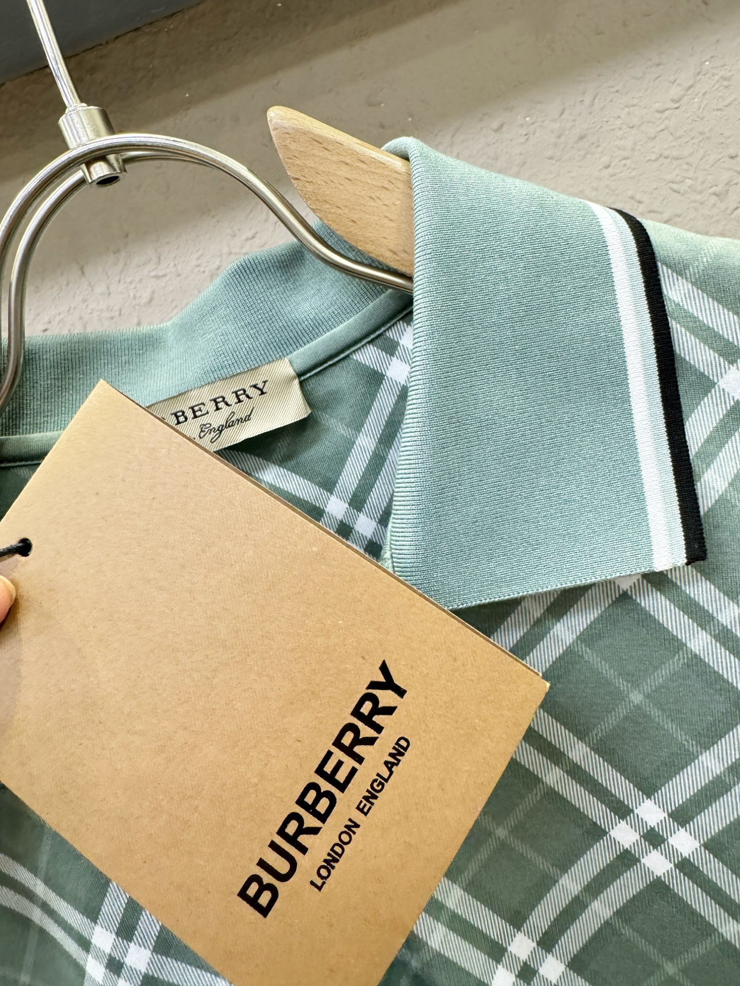BURBERRY巴宝莉 2026春夏新款首发专柜最新款翻领短袖，100%丝光棉面料，高端订制 设计前卫时
