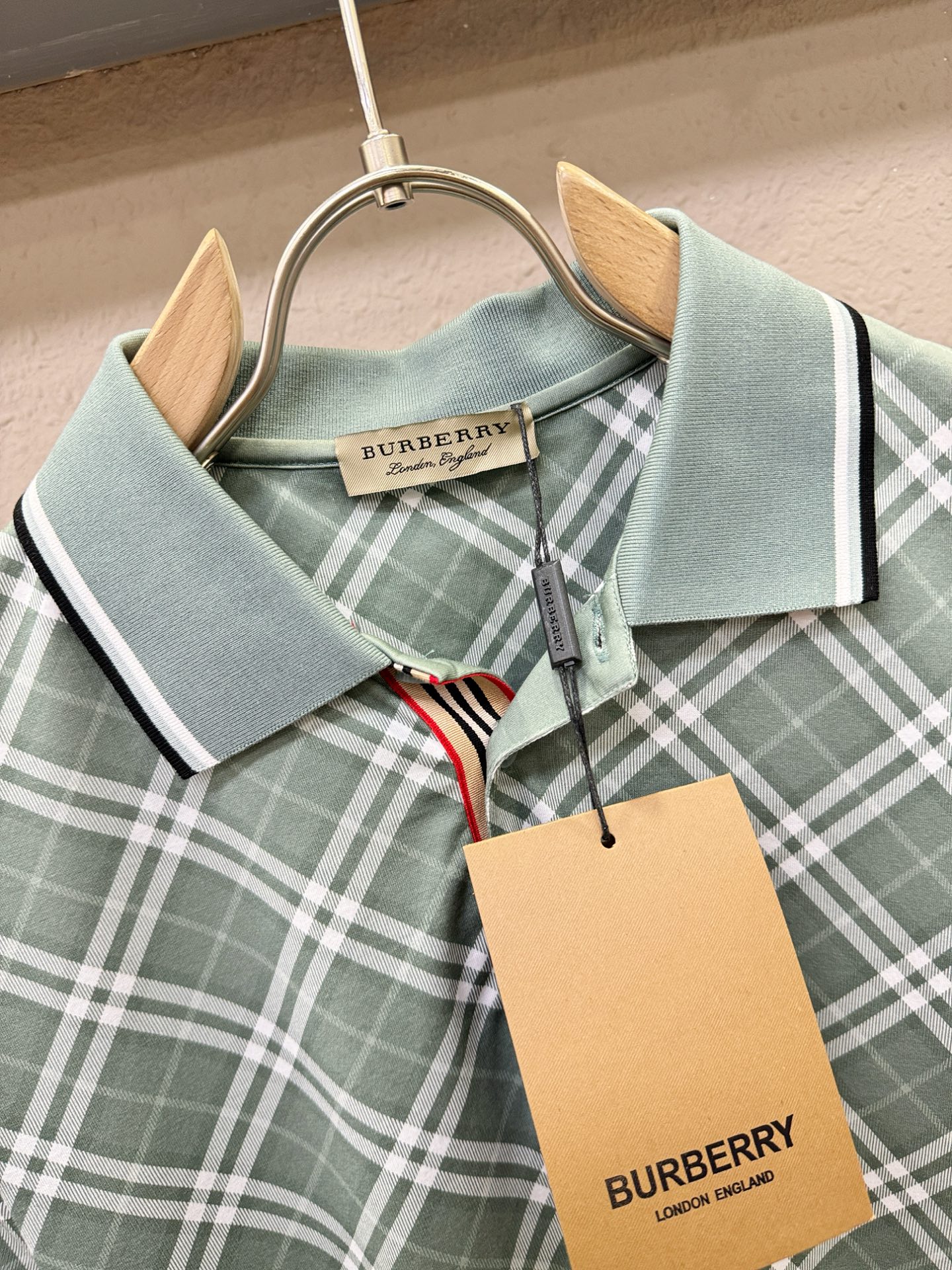 BURBERRY巴宝莉 2026春夏新款首发专柜最新款翻领短袖，100%丝光棉面料，高端订制 设计前卫时