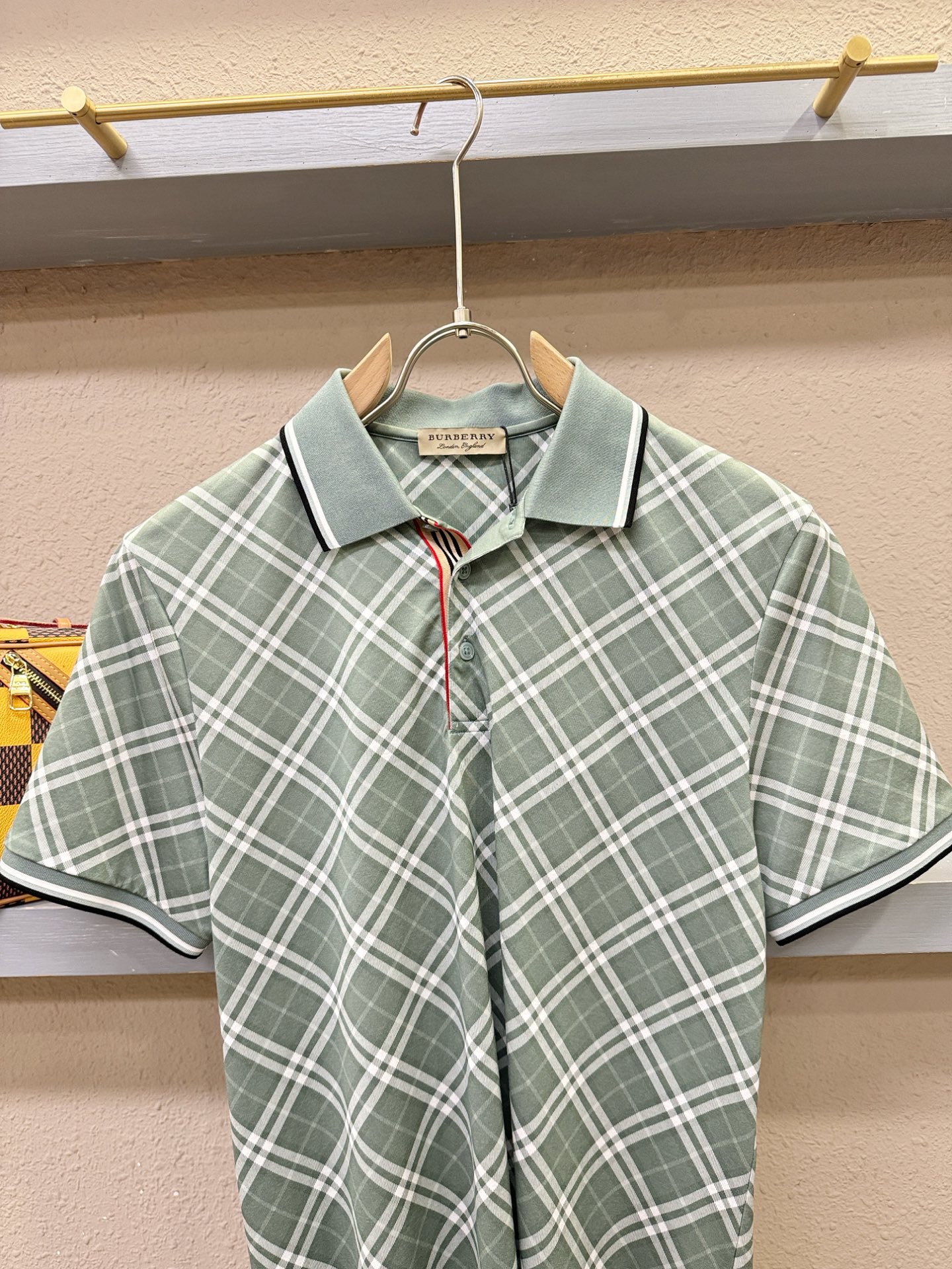 BURBERRY巴宝莉 2026春夏新款首发专柜最新款翻领短袖，100%丝光棉面料，高端订制 设计前卫时