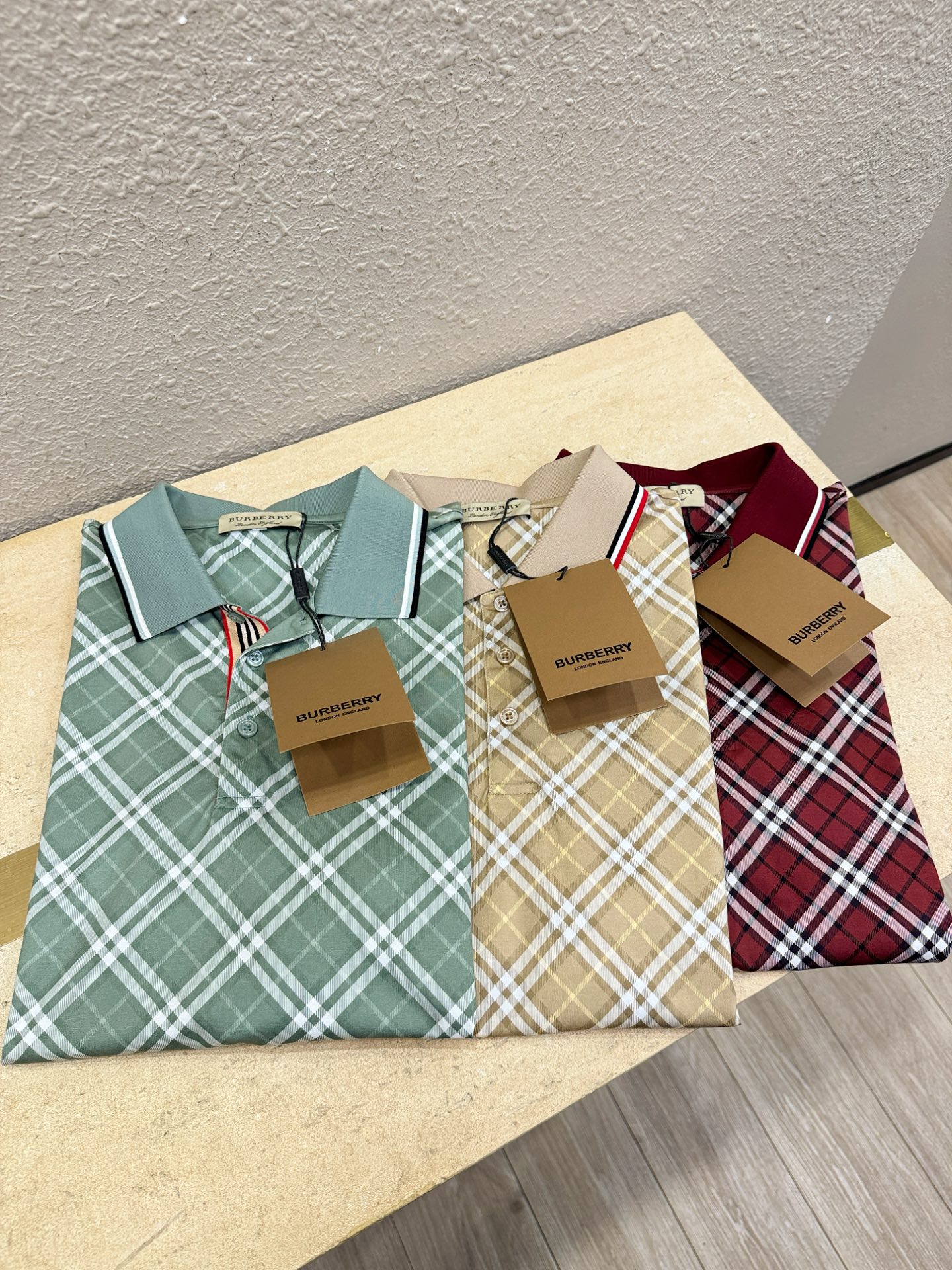 BURBERRY巴宝莉 2026春夏新款首发专柜最新款翻领短袖，100%丝光棉面料，高端订制 设计前卫时