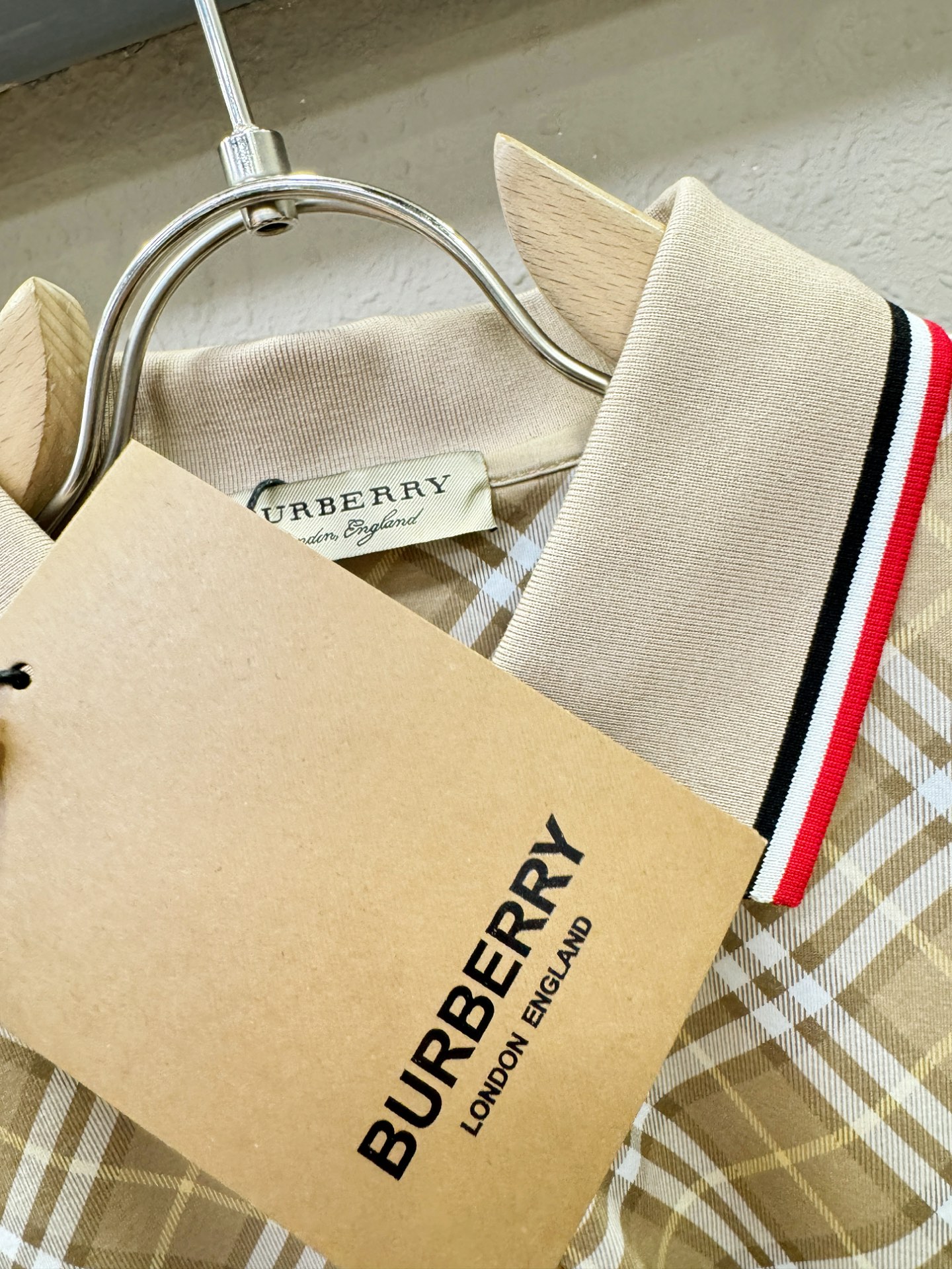 BURBERRY巴宝莉 2026春夏新款首发专柜最新款翻领短袖，100%丝光棉面料，高端订制 设计前卫时