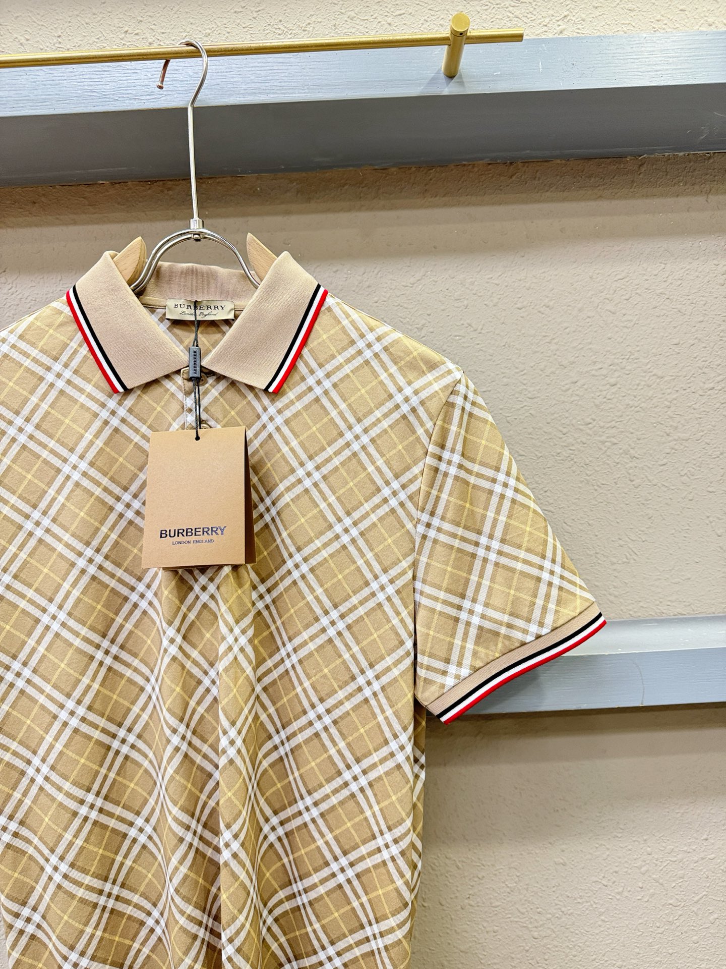 BURBERRY巴宝莉 2026春夏新款首发专柜最新款翻领短袖，100%丝光棉面料，高端订制 设计前卫时