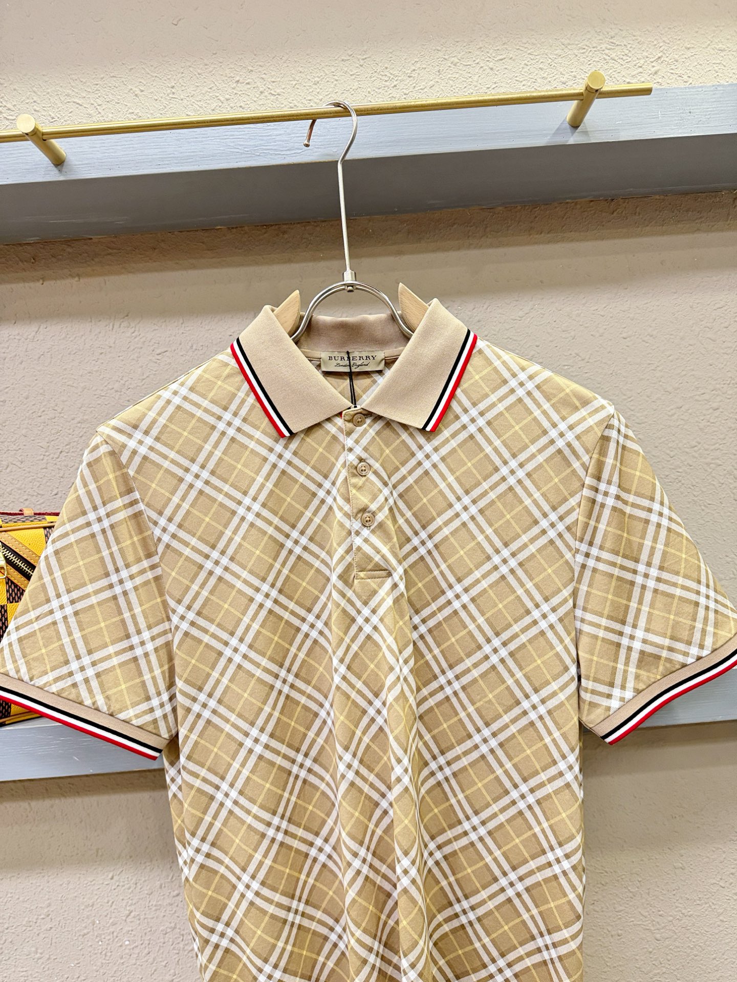 BURBERRY巴宝莉 2026春夏新款首发专柜最新款翻领短袖，100%丝光棉面料，高端订制 设计前卫时