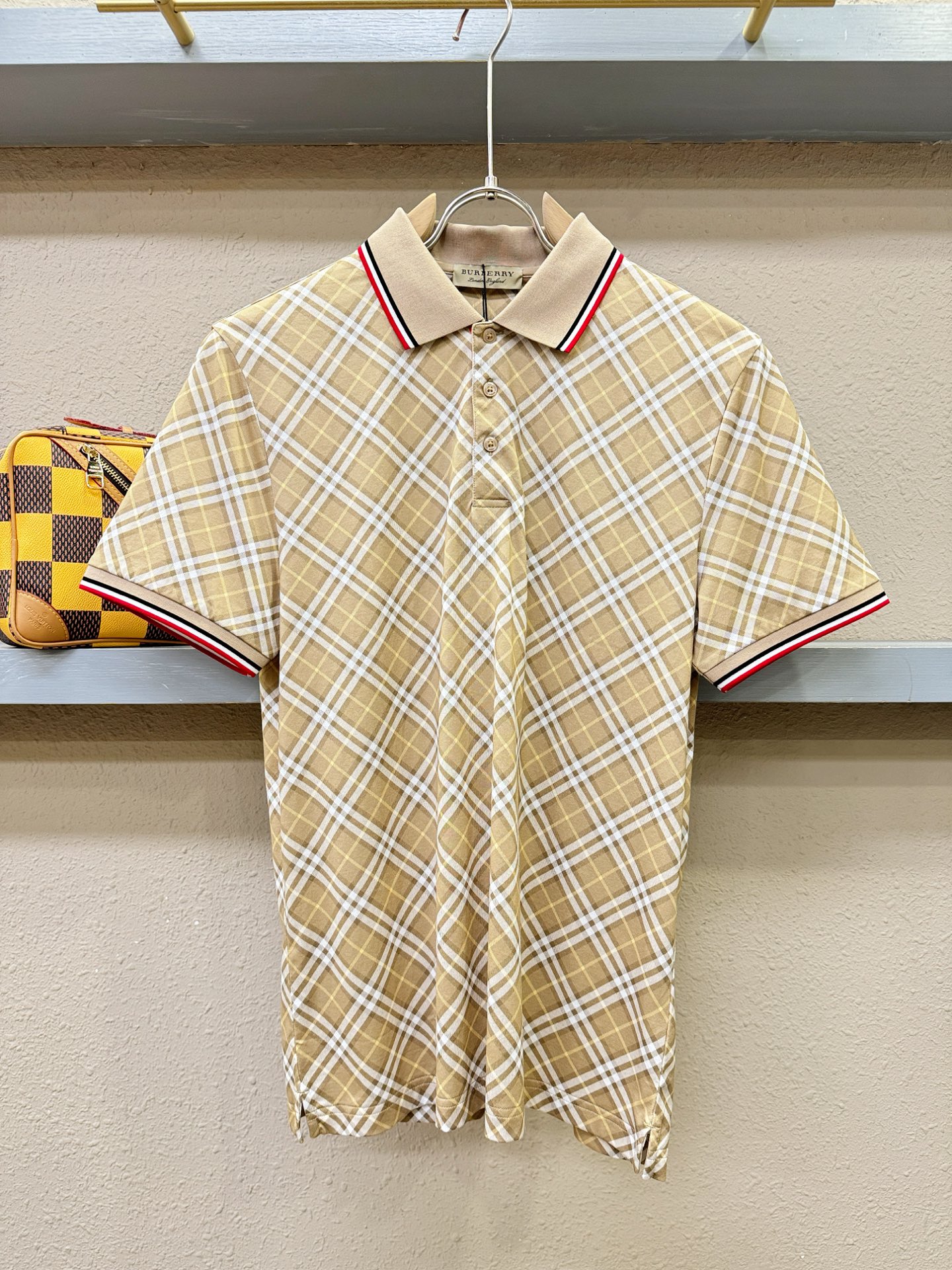 BURBERRY巴宝莉 2026春夏新款首发专柜最新款翻领短袖，100%丝光棉面料，高端订制 设计前卫时