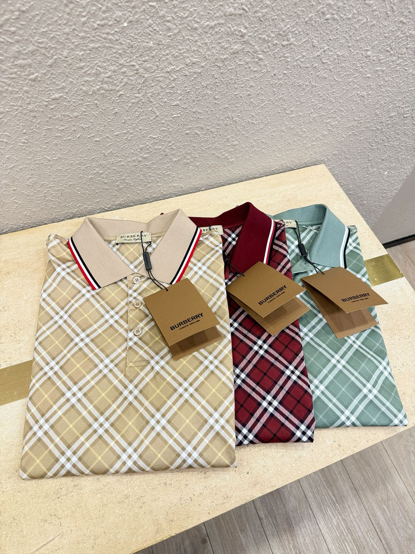 BURBERRY巴宝莉 2026春夏新款首发专柜最新款翻领短袖，100%丝光棉面料，高端订制 设计前卫时