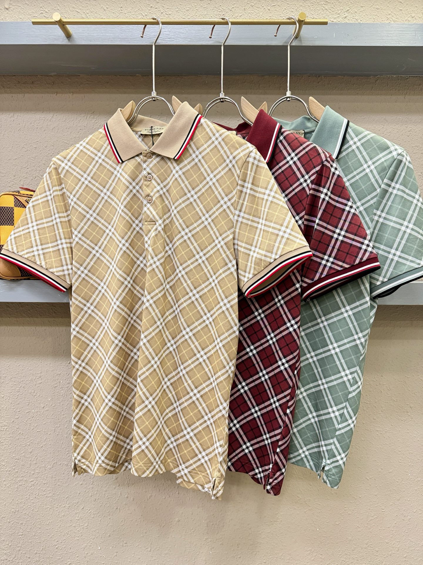 BURBERRY巴宝莉 2026春夏新款首发专柜最新款翻领短袖，100%丝光棉面料，高端订制 设计前卫时