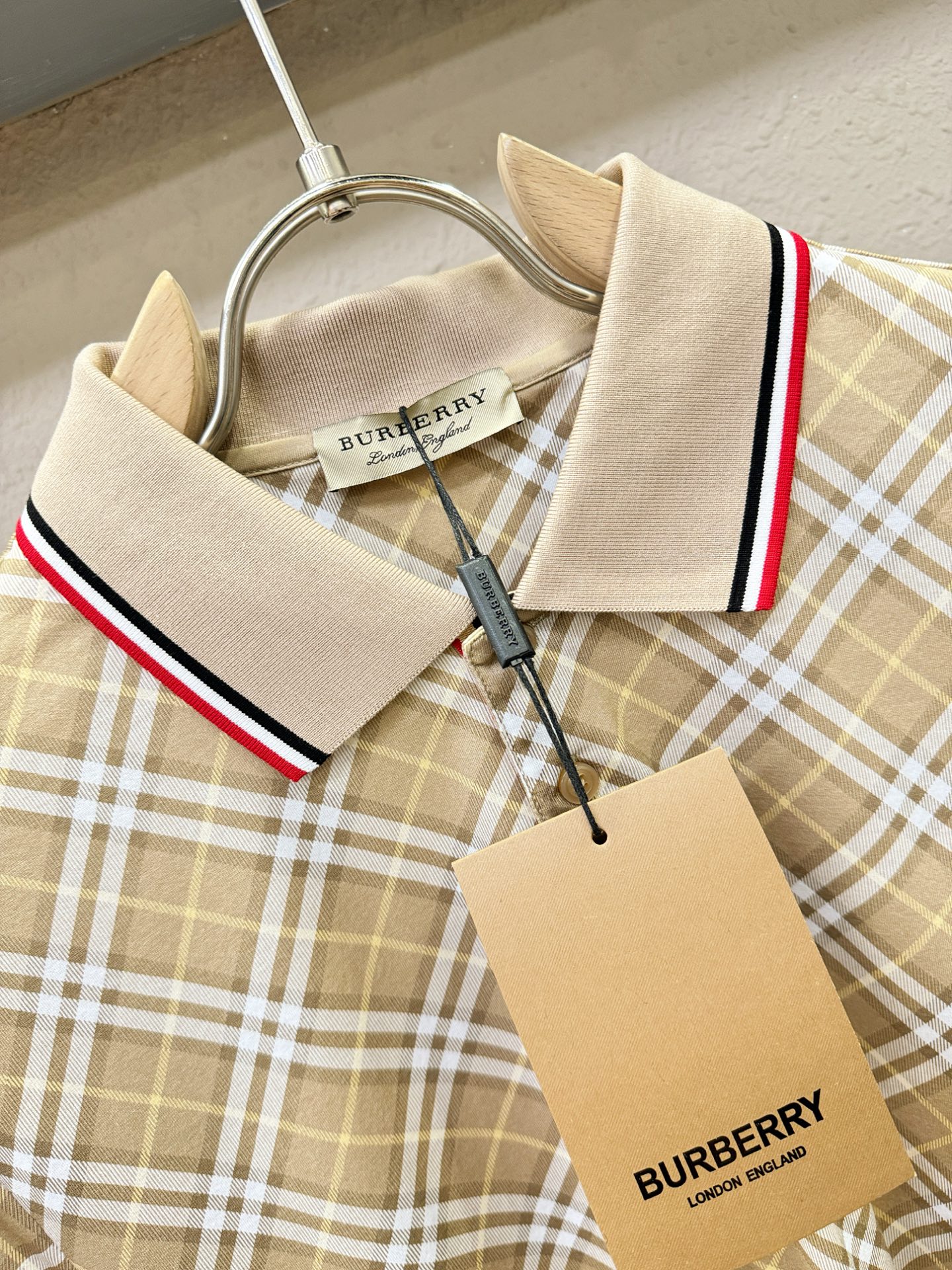 BURBERRY巴宝莉 2026春夏新款首发专柜最新款翻领短袖，100%丝光棉面料，高端订制 设计前卫时