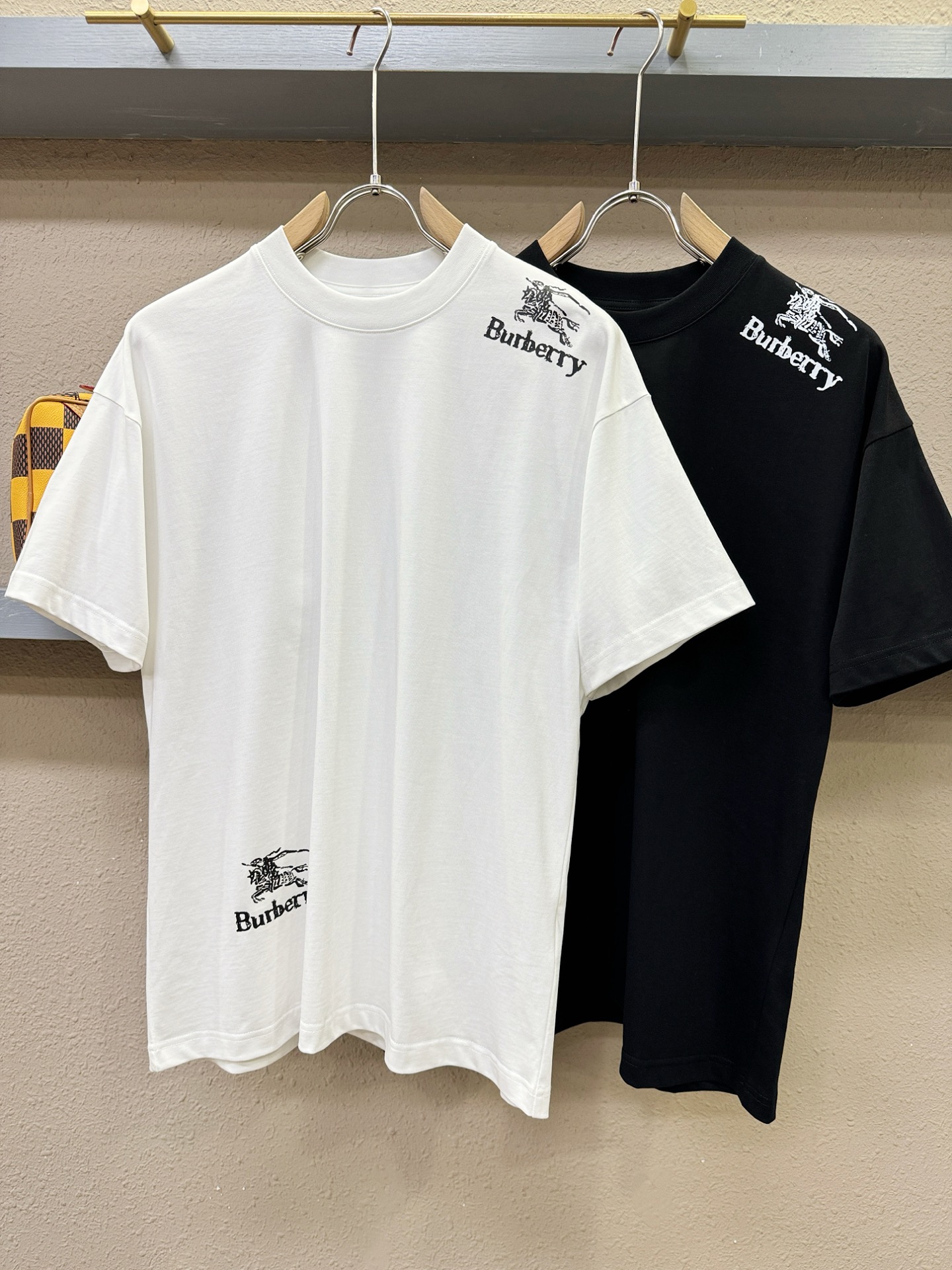 BURBERRY巴宝莉 2026新款短袖T恤！走秀图案时尚休闲短袖T恤衫！设计logo设计！极具设计精选