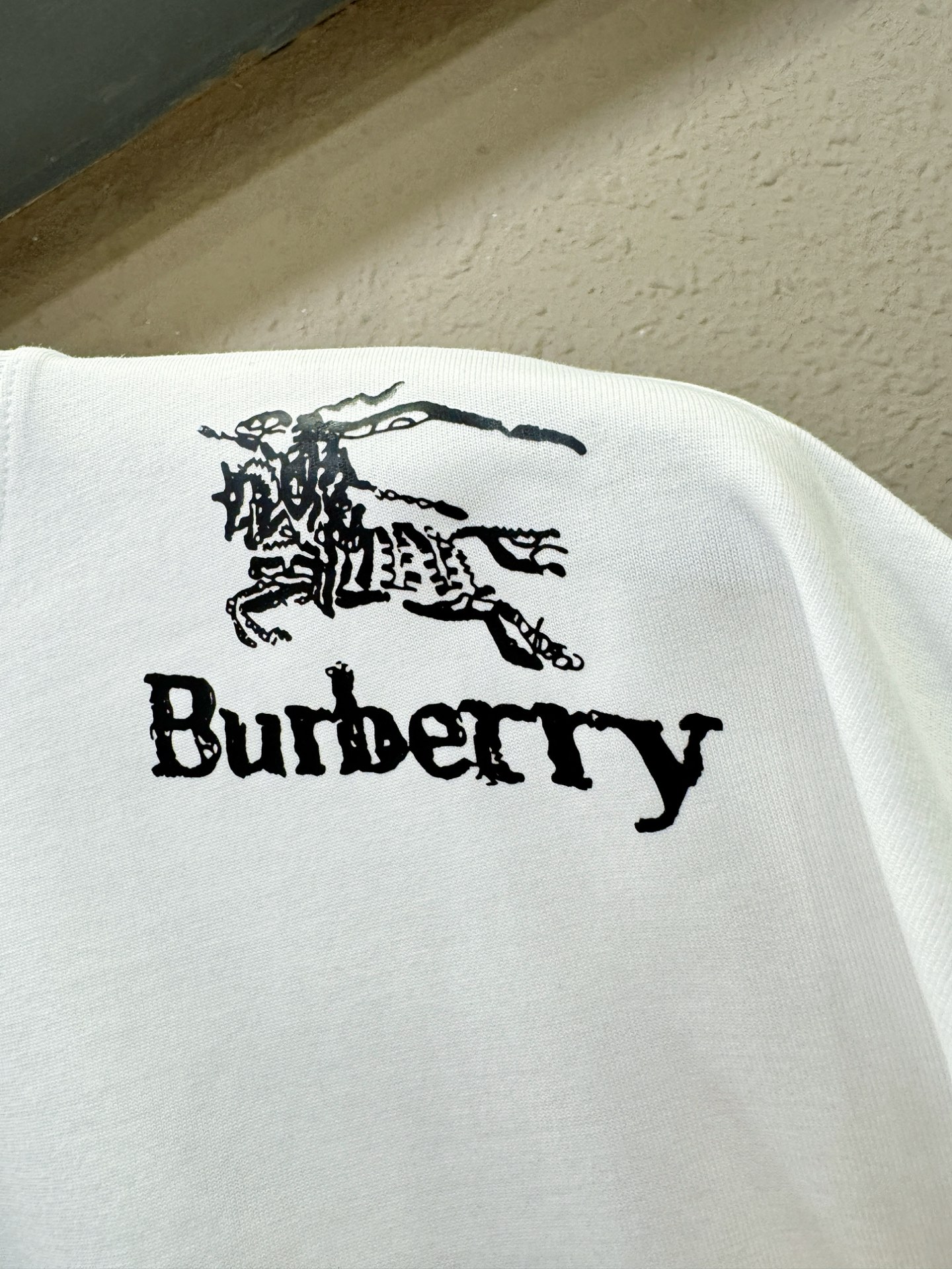 BURBERRY巴宝莉 2026新款短袖T恤！走秀图案时尚休闲短袖T恤衫！设计logo设计！极具设计精选