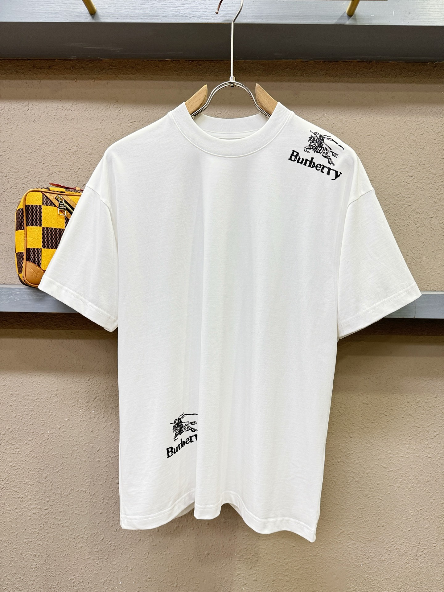 BURBERRY巴宝莉 2026新款短袖T恤！走秀图案时尚休闲短袖T恤衫！设计logo设计！极具设计精选