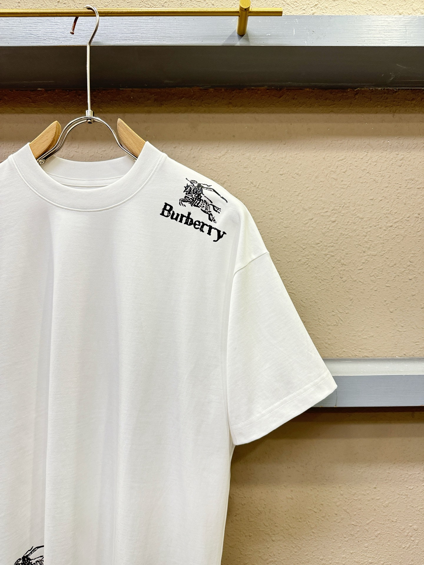BURBERRY巴宝莉 2026新款短袖T恤！走秀图案时尚休闲短袖T恤衫！设计logo设计！极具设计精选