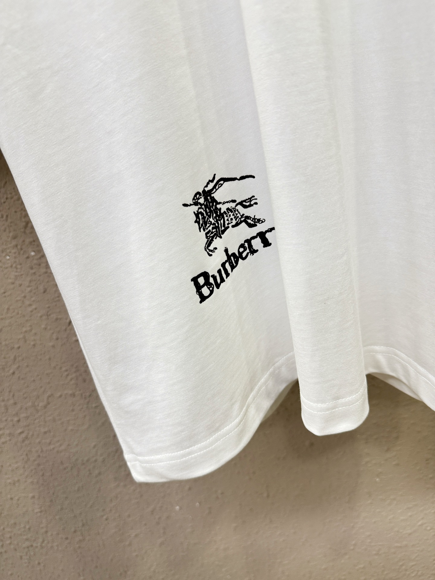 BURBERRY巴宝莉 2026新款短袖T恤！走秀图案时尚休闲短袖T恤衫！设计logo设计！极具设计精选