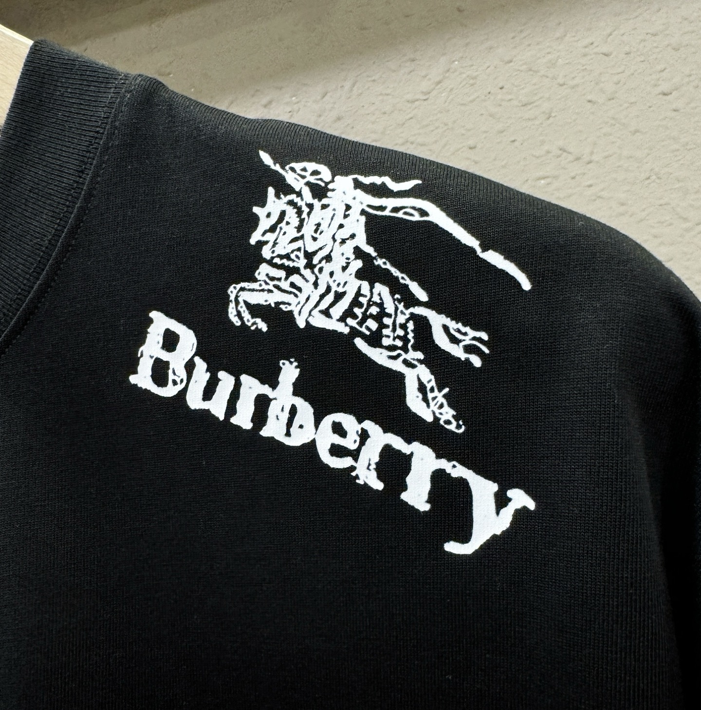 BURBERRY巴宝莉 2026新款短袖T恤！走秀图案时尚休闲短袖T恤衫！设计logo设计！极具设计精选
