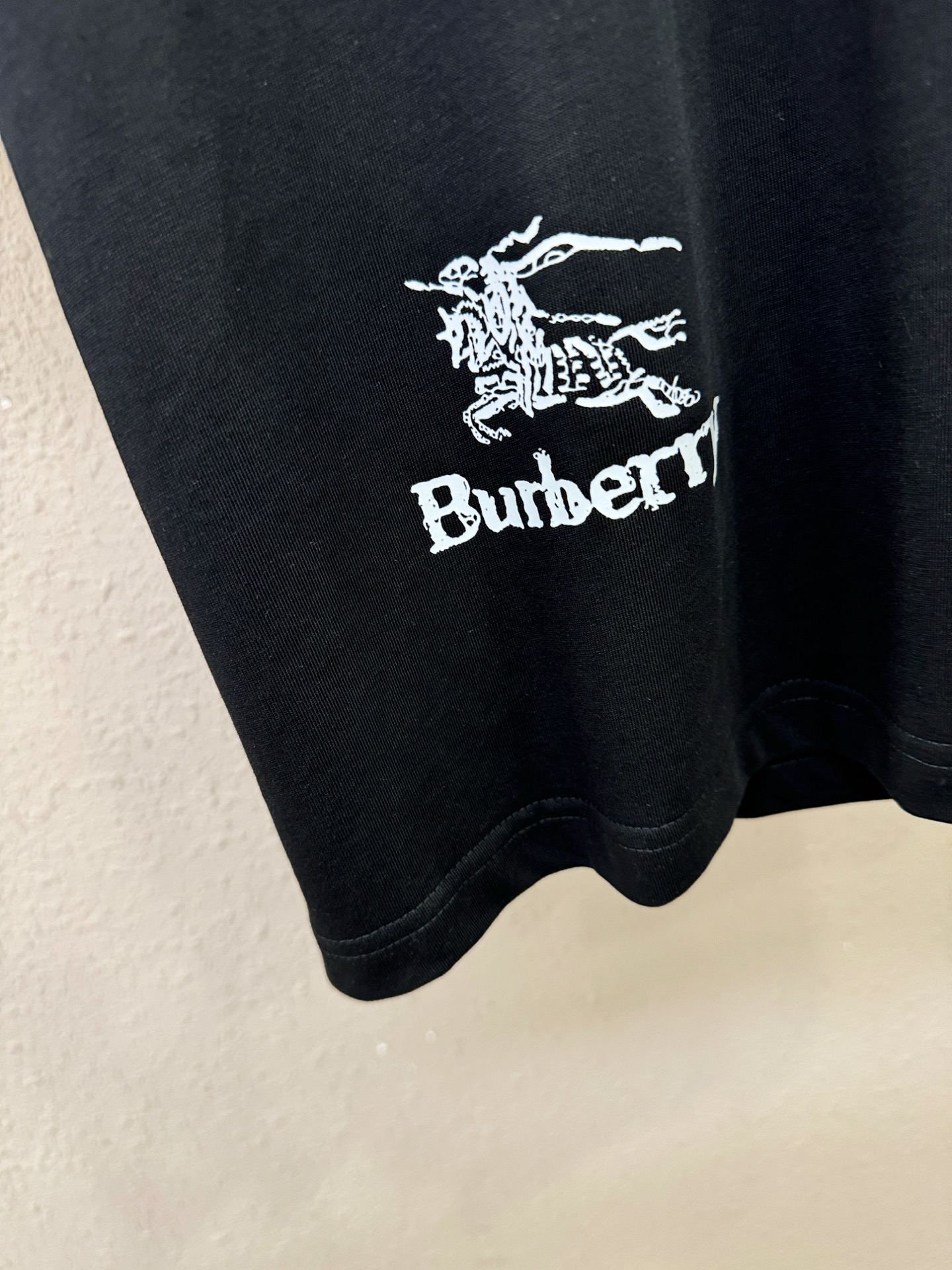 BURBERRY巴宝莉 2026新款短袖T恤！走秀图案时尚休闲短袖T恤衫！设计logo设计！极具设计精选