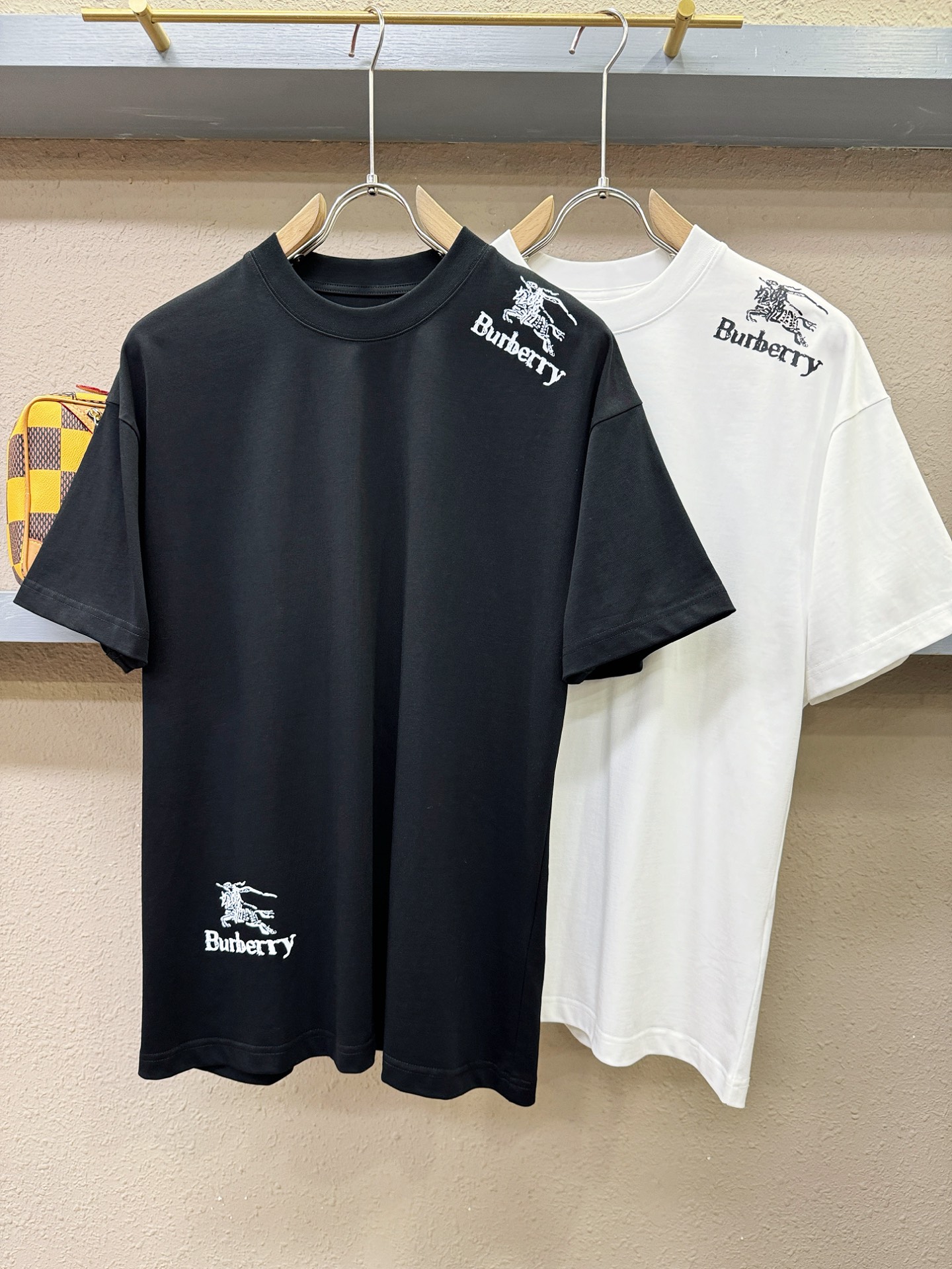 BURBERRY巴宝莉 2026新款短袖T恤！走秀图案时尚休闲短袖T恤衫！设计logo设计！极具设计精选