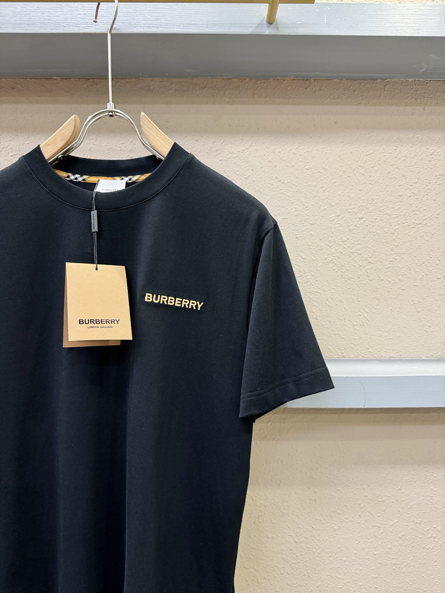 BURBERRY巴宝莉 顶级品质 2026新品短袖！原版定制面料，手感柔软。顶级进口私货，时尚设计潮流短