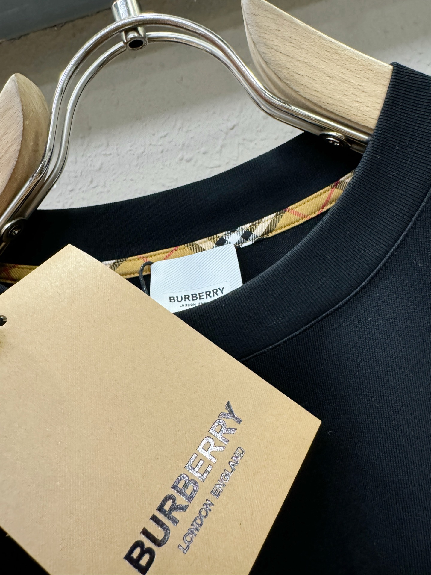 BURBERRY巴宝莉 顶级品质 2026新品短袖！原版定制面料，手感柔软。顶级进口私货，时尚设计潮流短