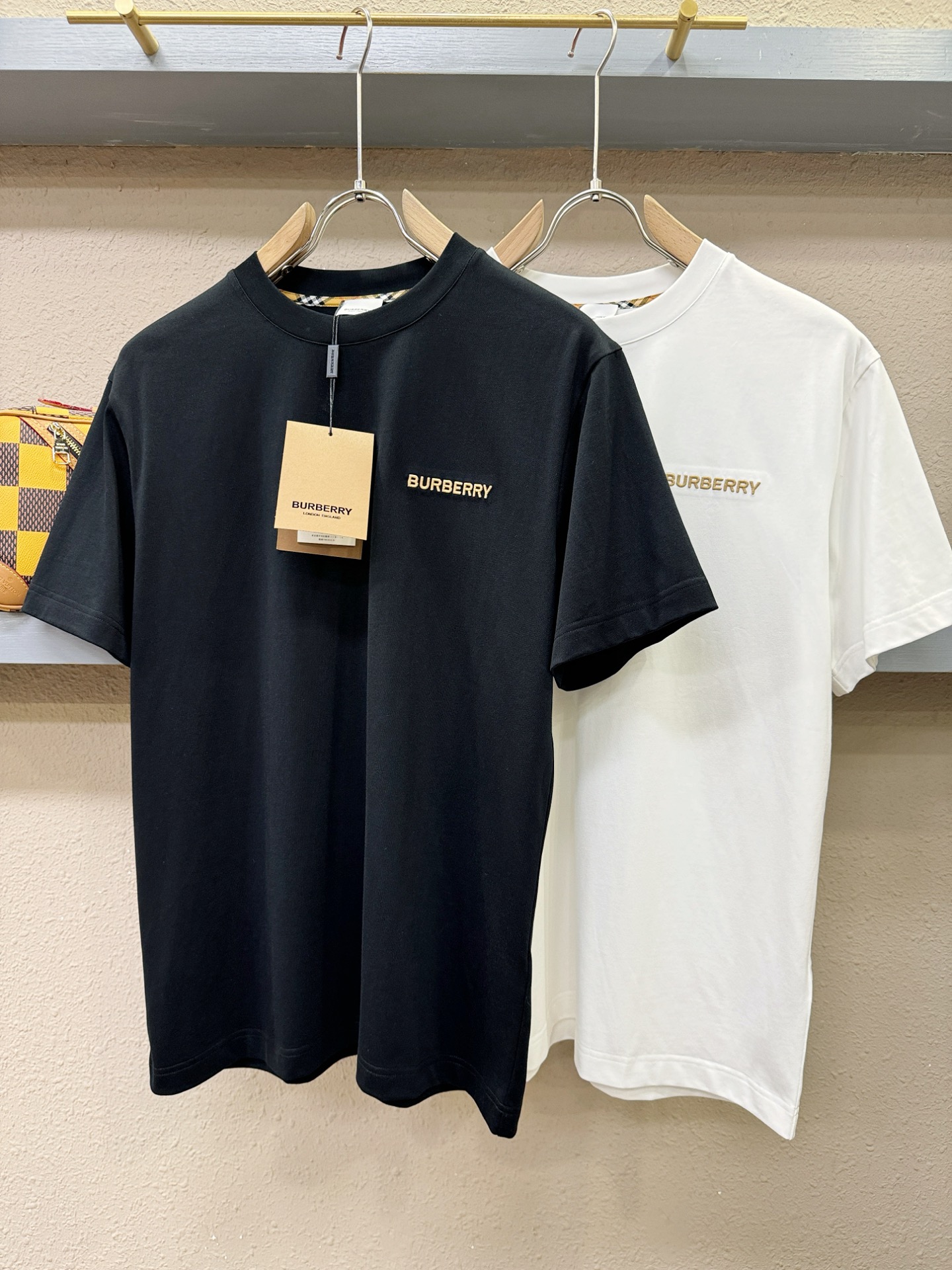 BURBERRY巴宝莉 顶级品质 2026新品短袖！原版定制面料，手感柔软。顶级进口私货，时尚设计潮流短